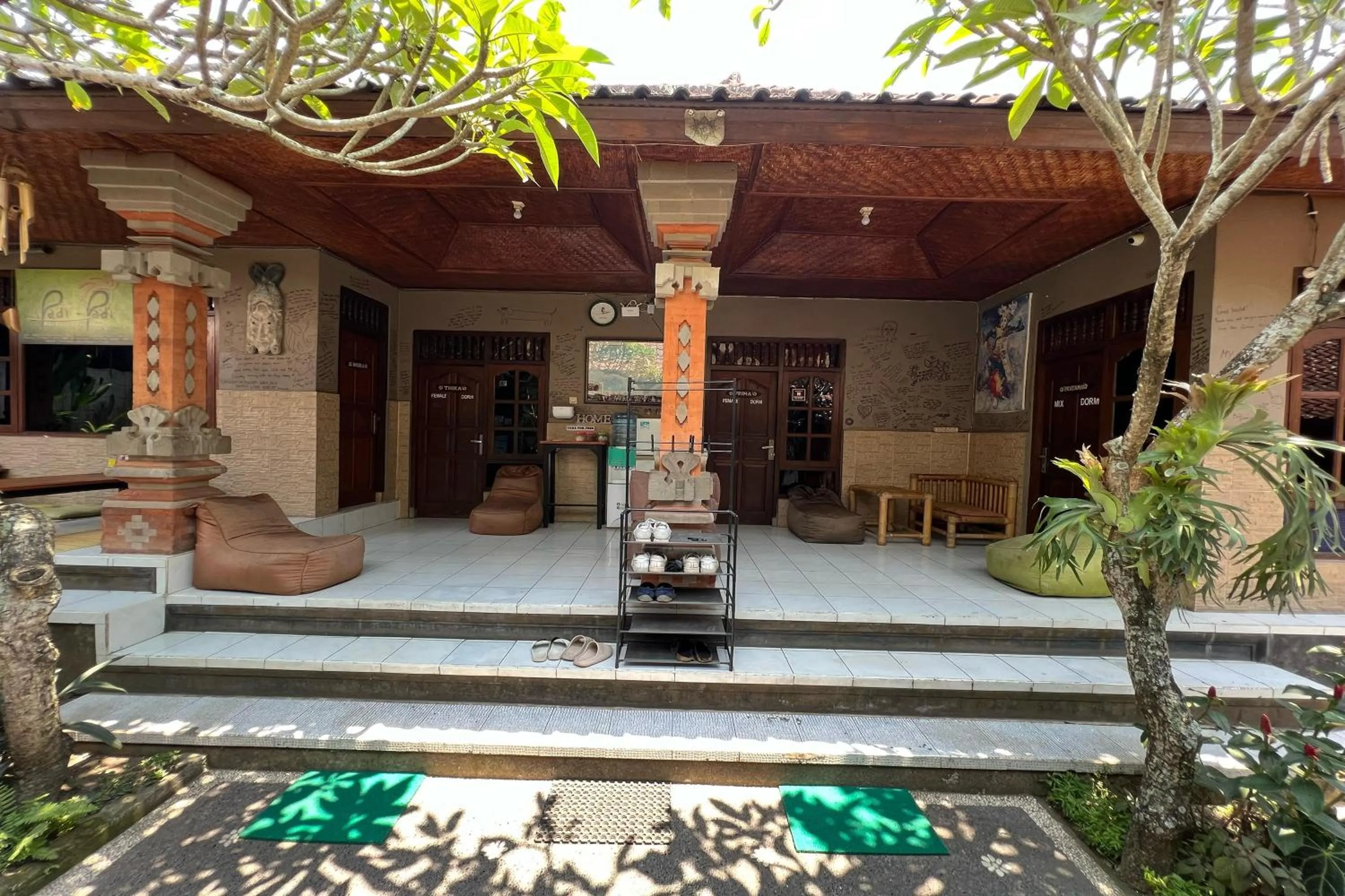 Patio in Padi-Padi Hostel & Bar