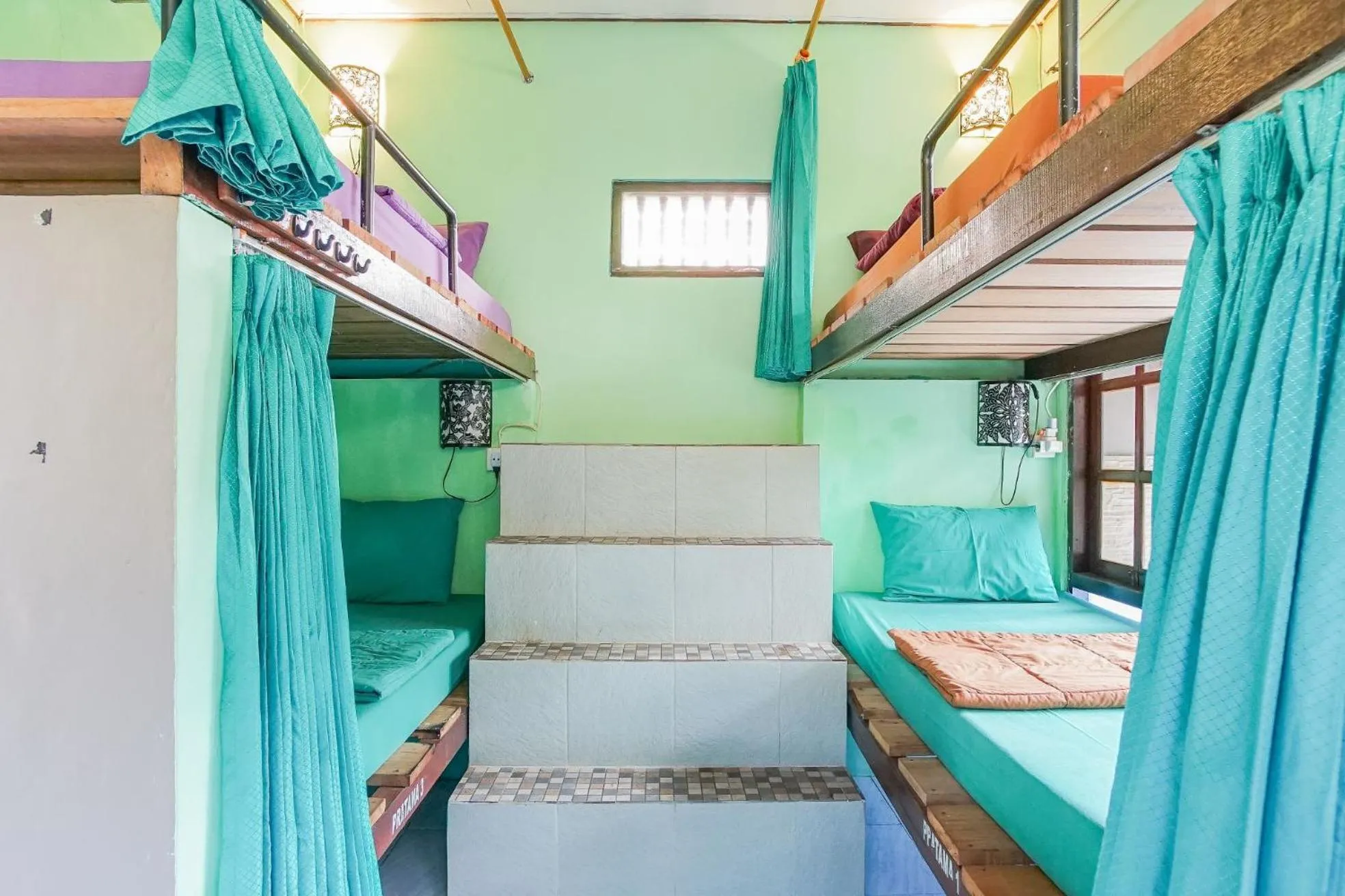 bunk bed in Padi-Padi Hostel & Bar