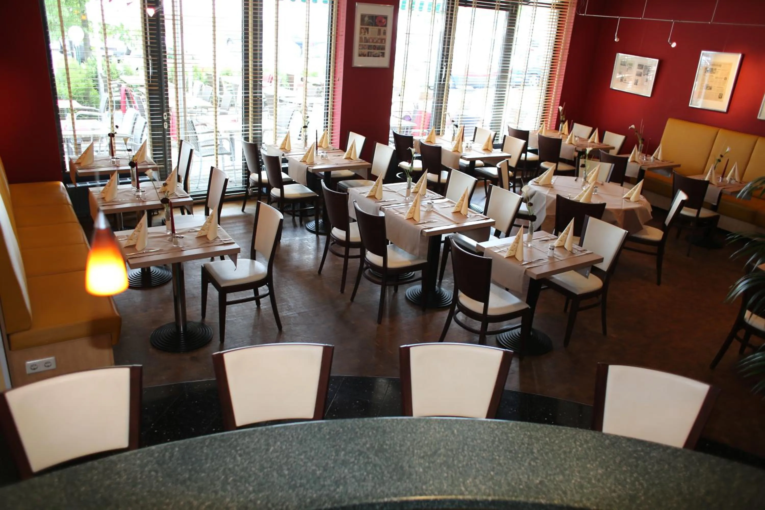 Restaurant/places to eat in Hotel Ascot Bristol