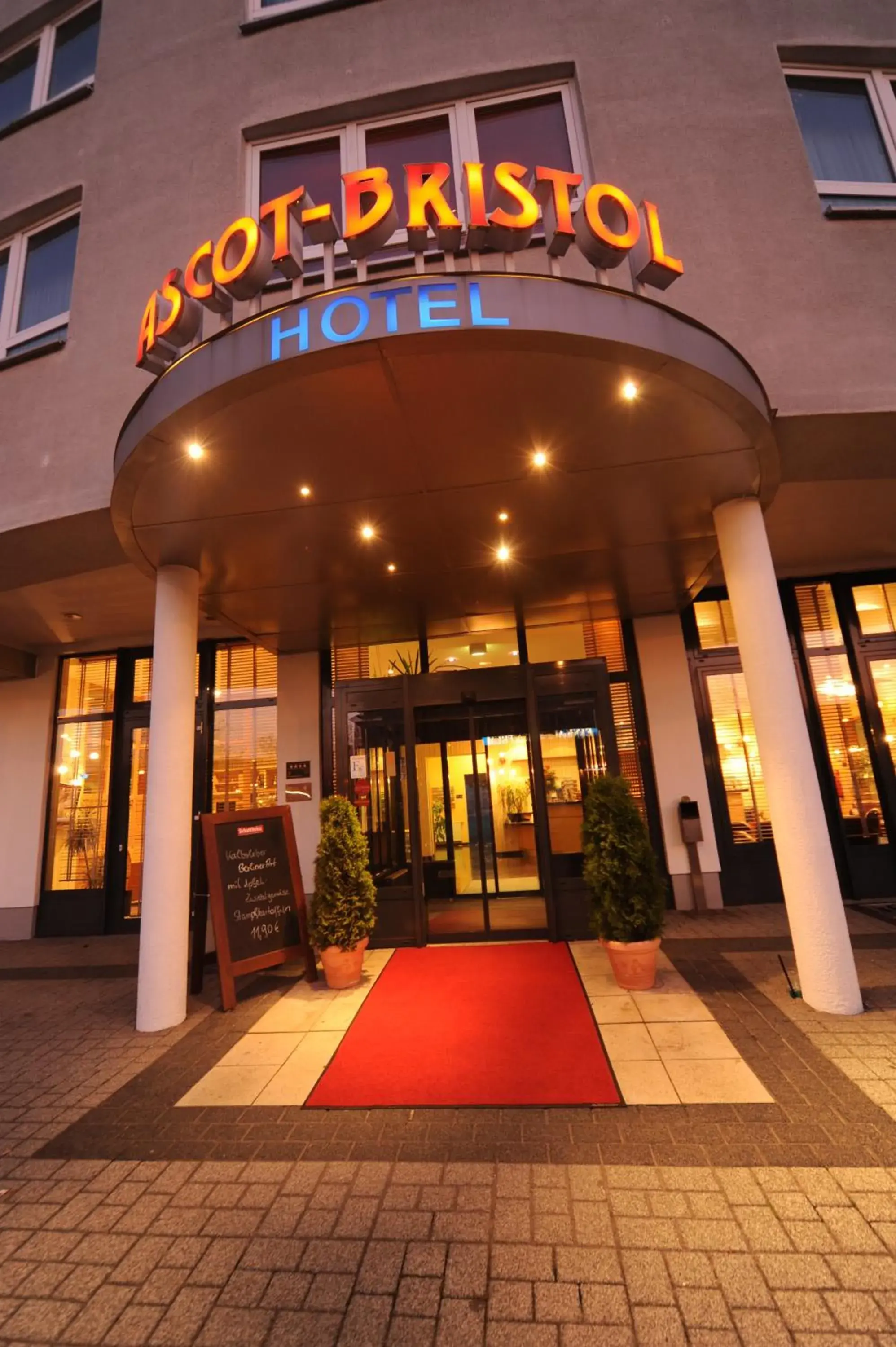 Facade/entrance in Hotel Ascot Bristol Facade/entrance in Hotel Ascot Bristol