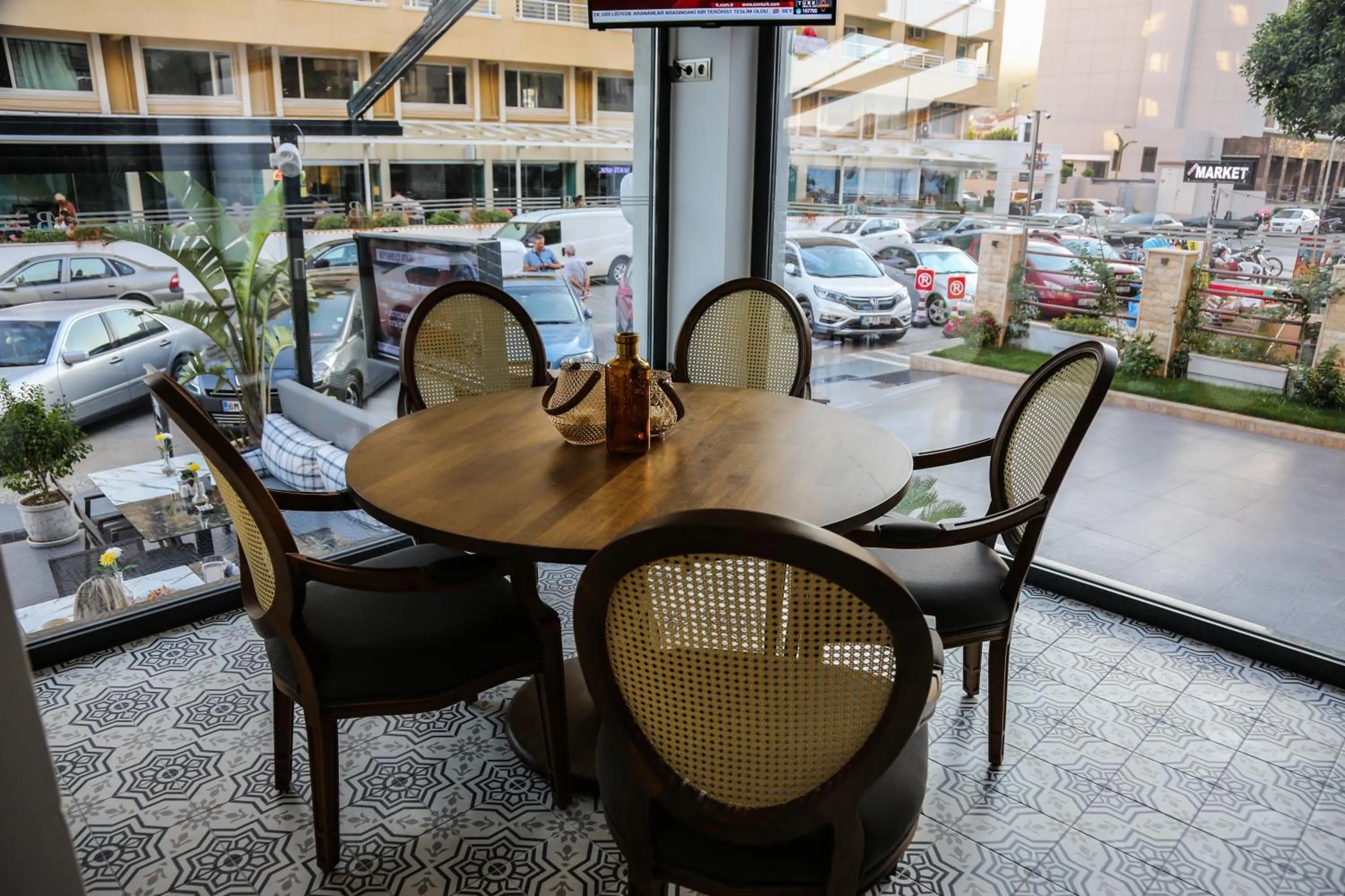 Restaurant/places to eat in Asli Hotel