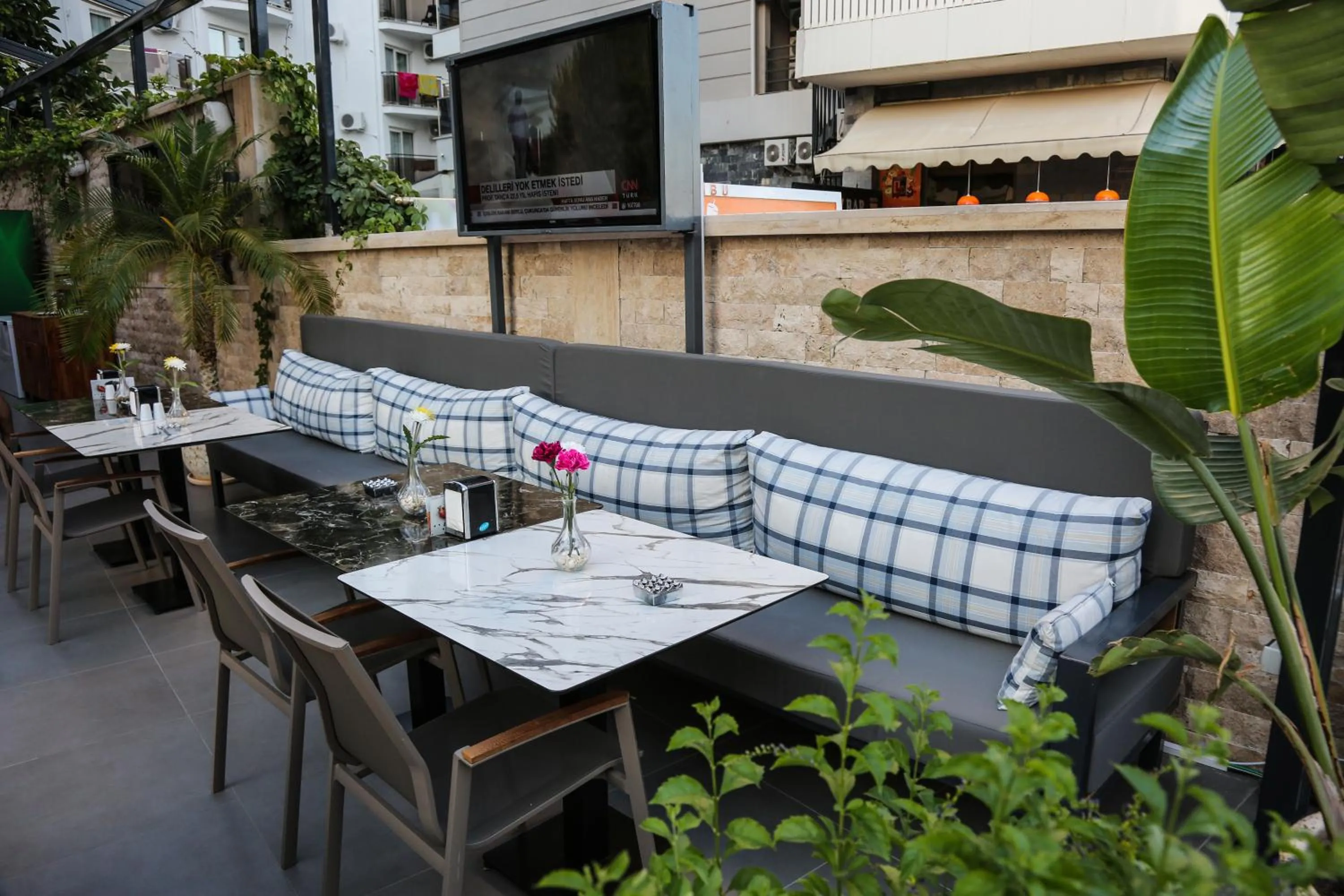 Restaurant/places to eat in Asli Hotel