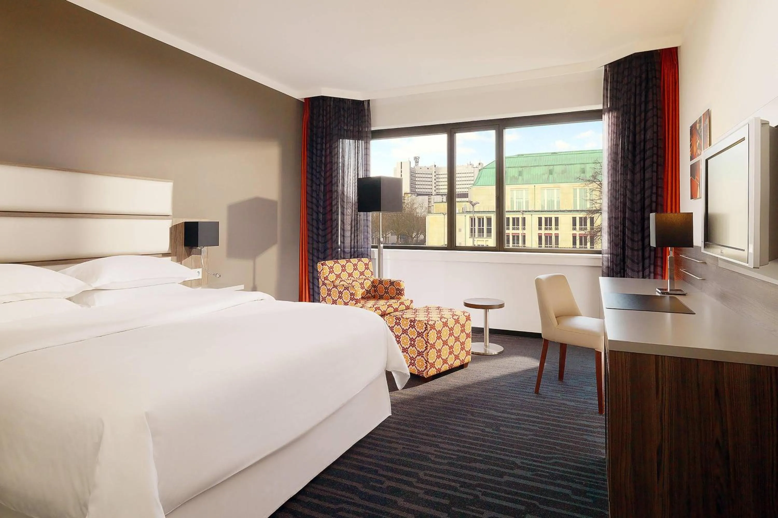 Photo of the whole room, Bed in Sheraton Essen Hotel