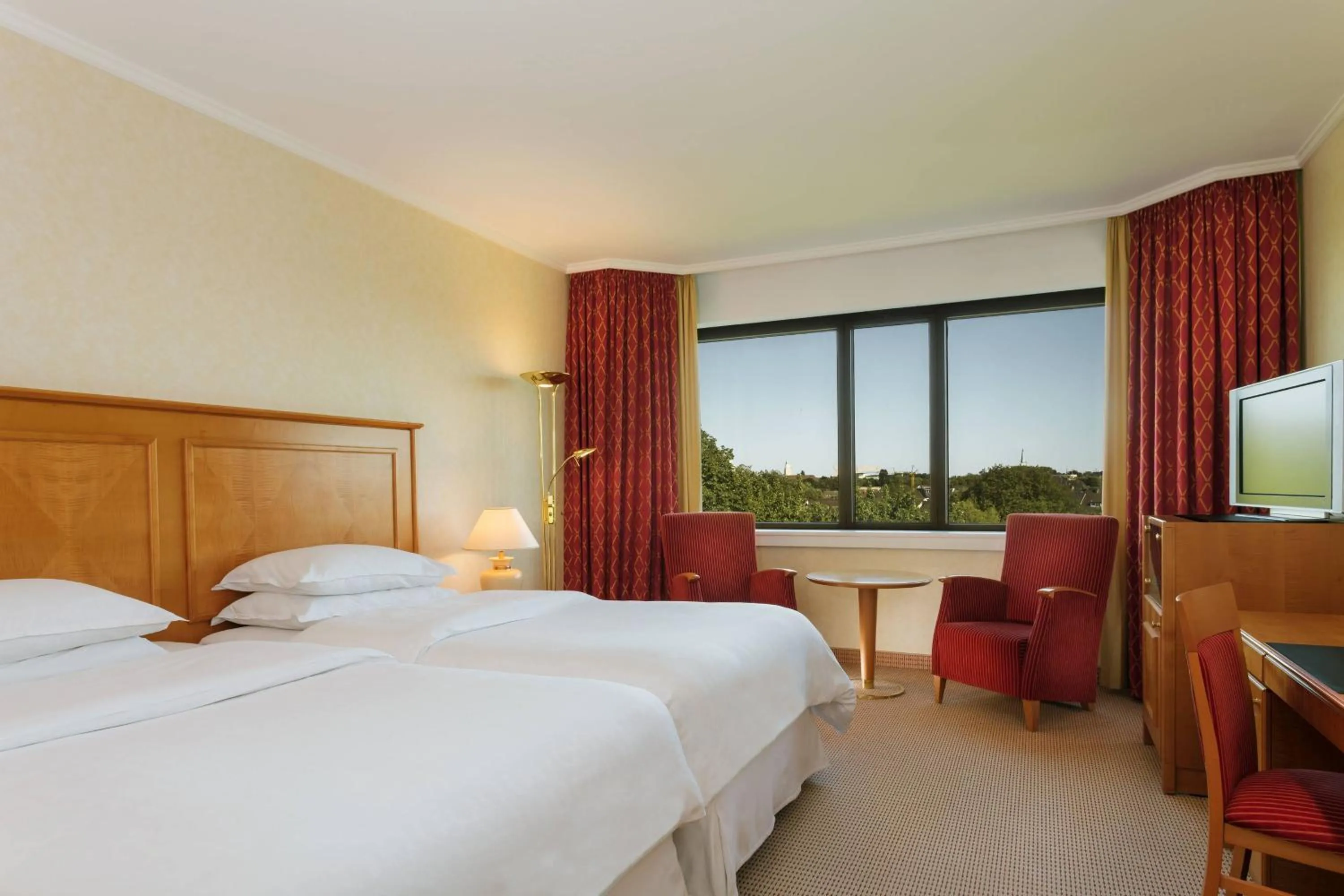 Photo of the whole room, Bed in Sheraton Essen Hotel