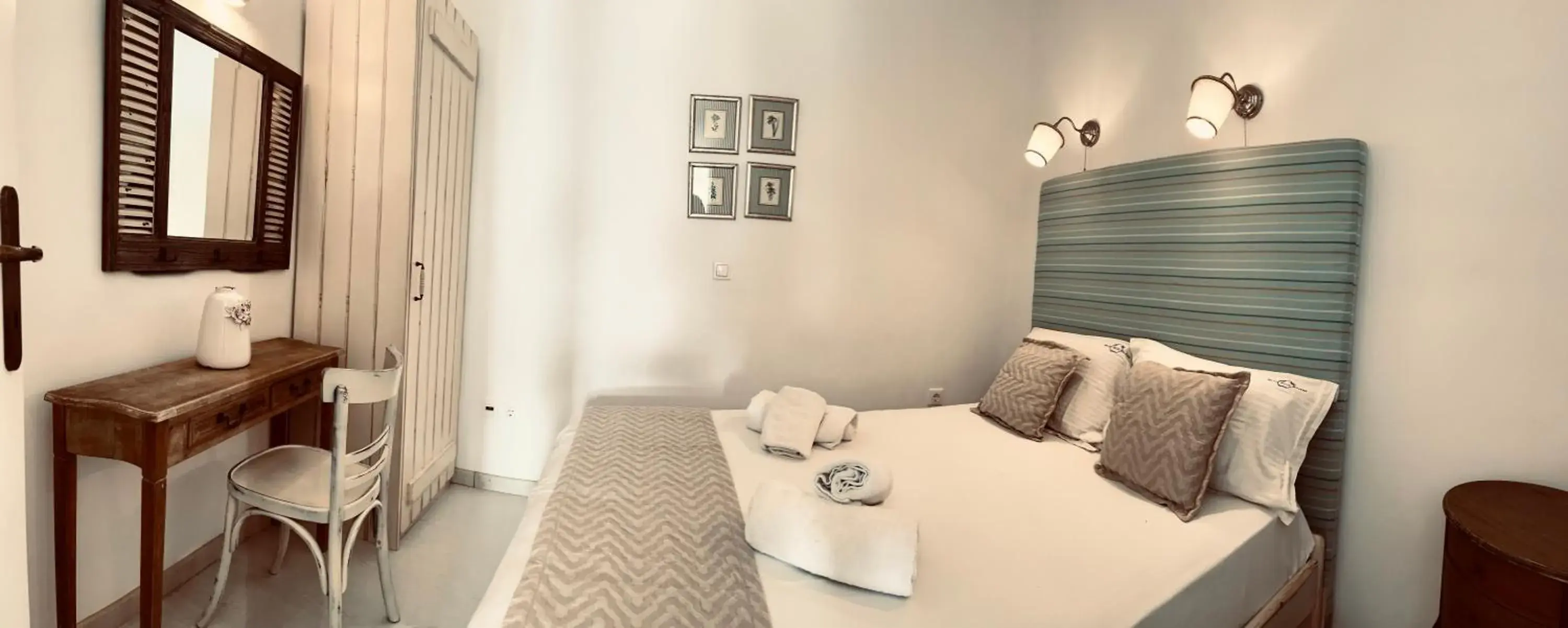 One-Bedroom Apartment with Sea View in Navy Blue Suites One-Bedroom Apartment with Sea View in Navy Blue Suites