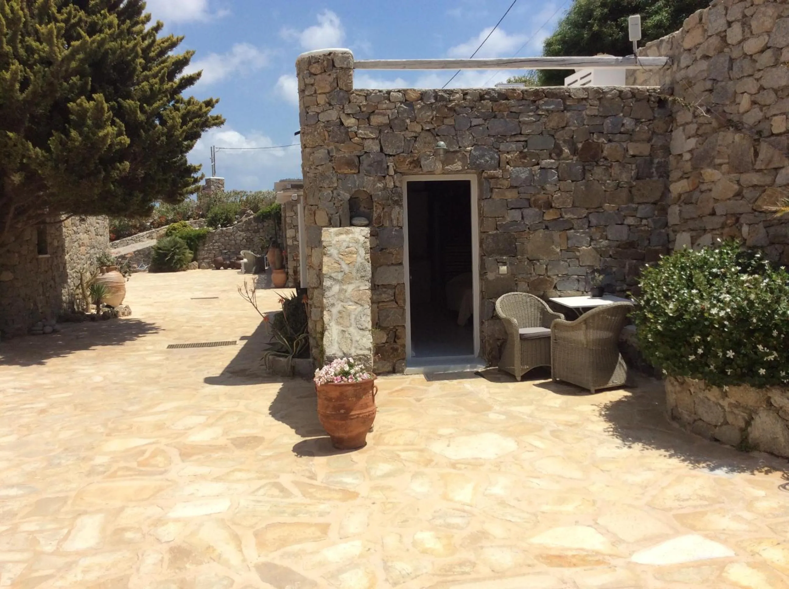 Facade/entrance in Navy Blue Suites
