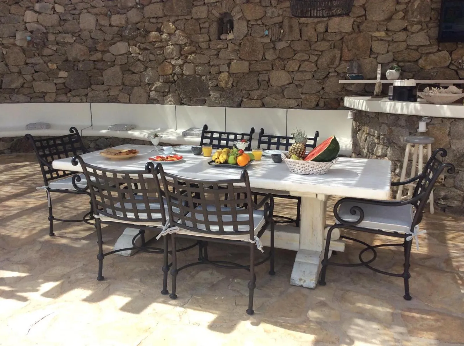 Food and drinks in Navy Blue Suites