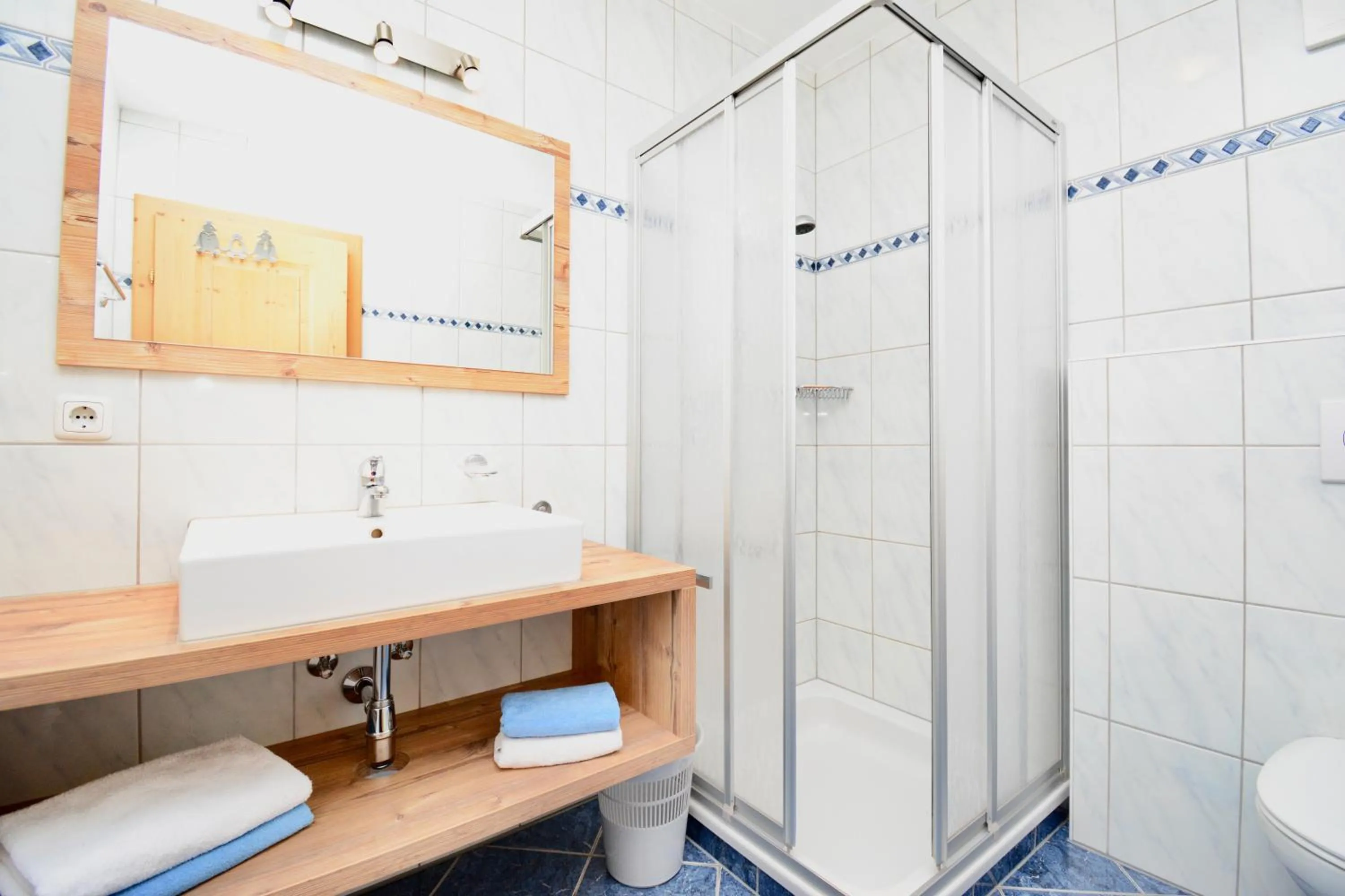 Shower in Appartement Oberschernthann