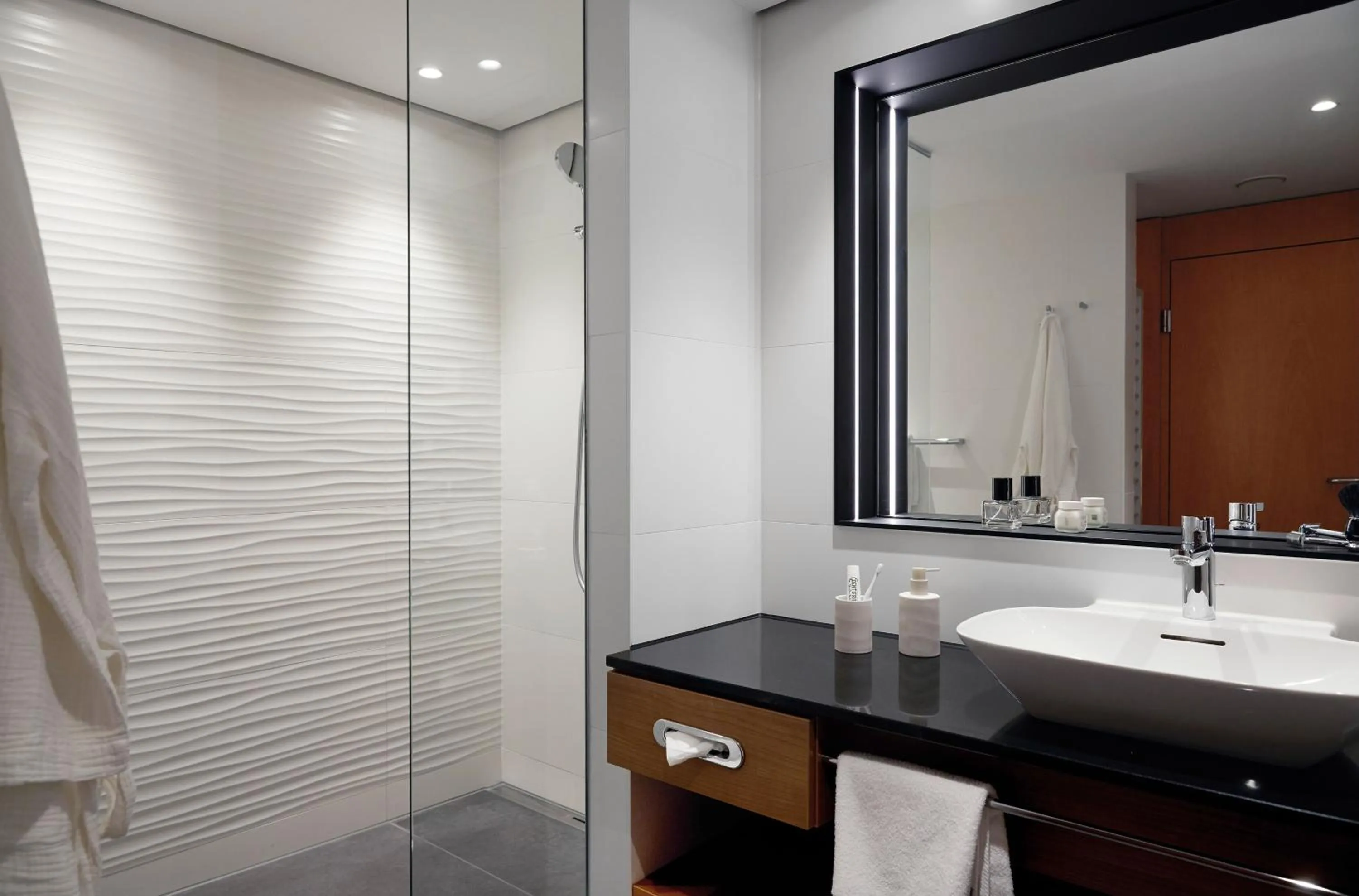 Shower in THE MADISON Hotel Hamburg