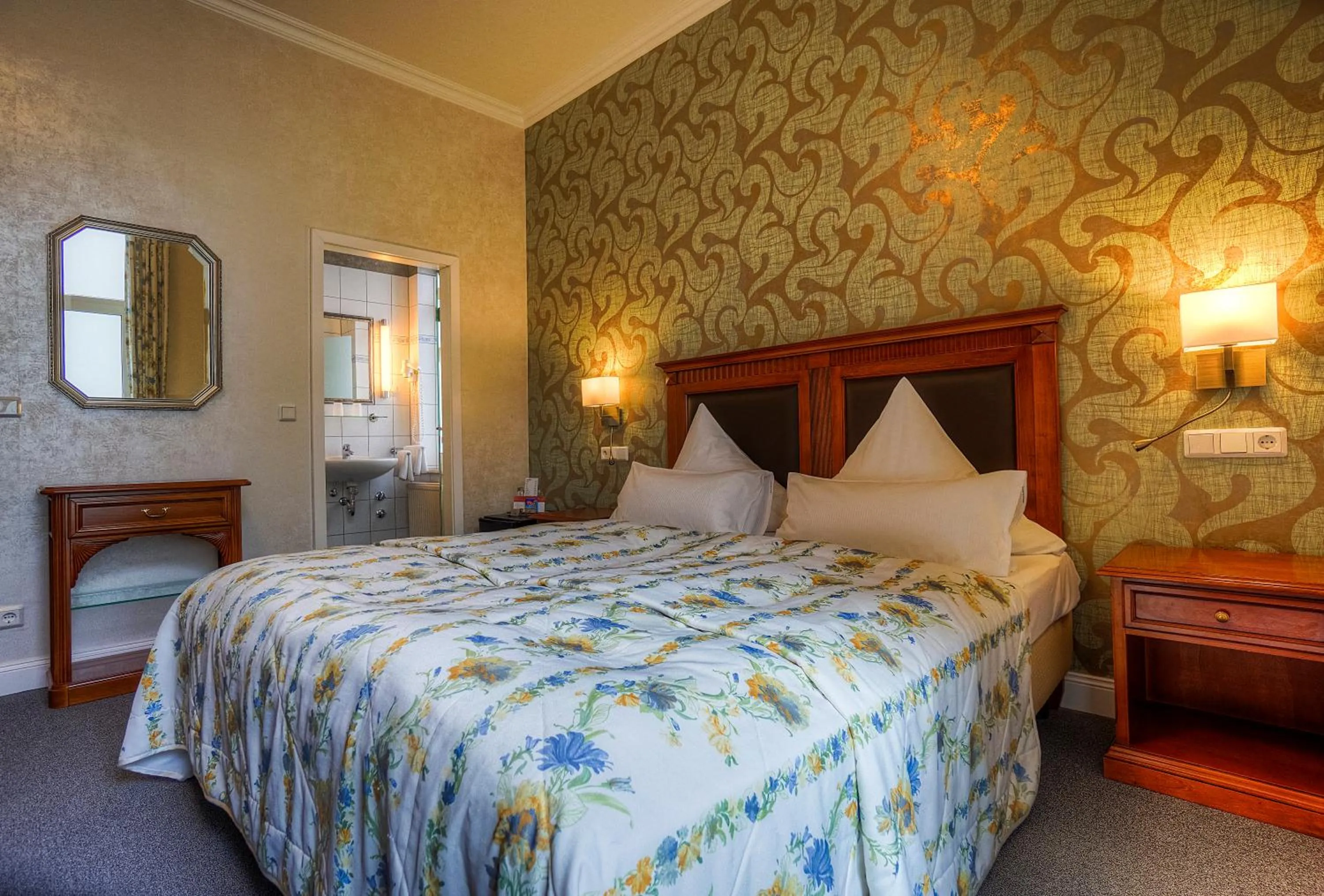 Photo of the whole room, Bed in KurparkHotel Warnemünde