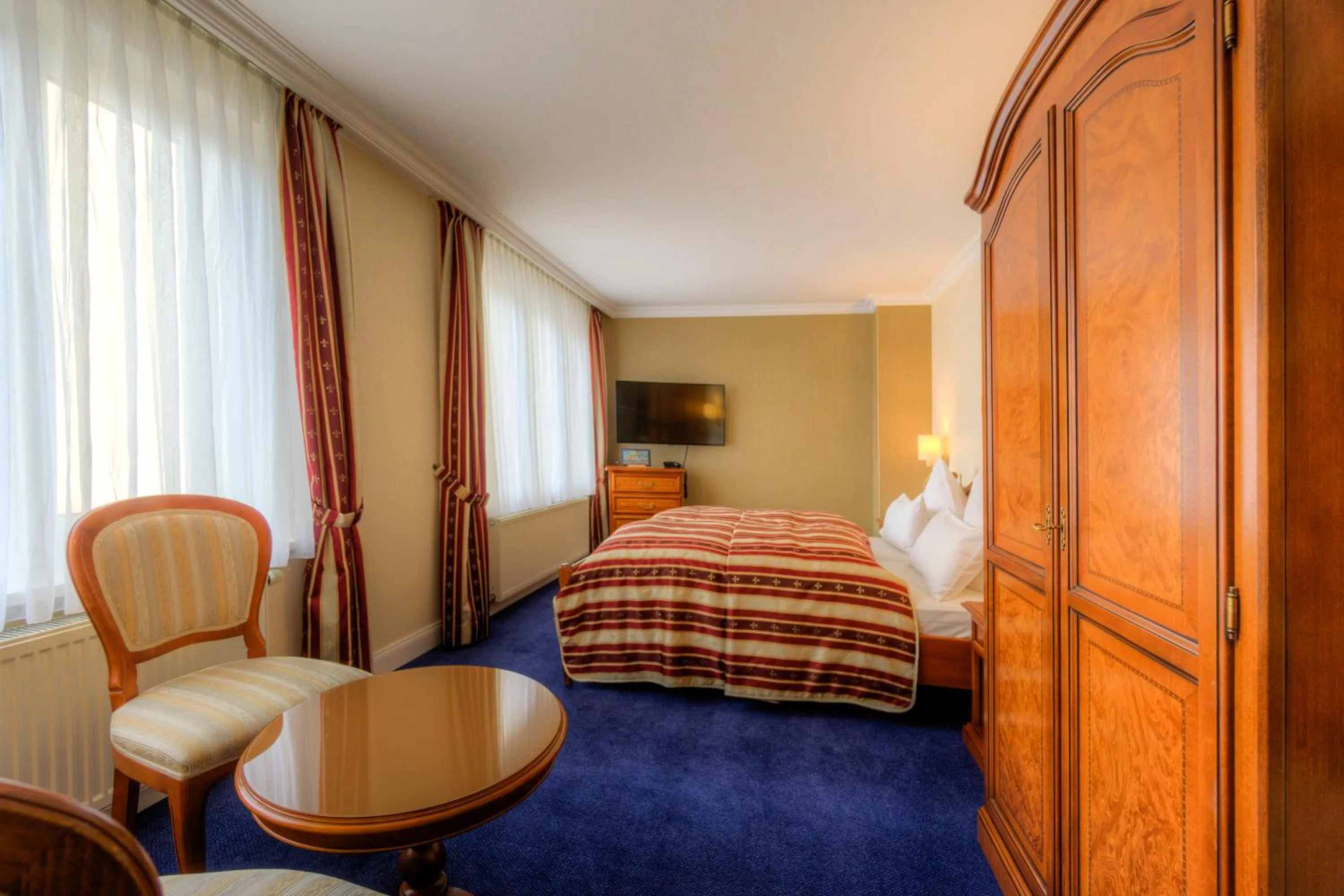 Photo of the whole room, Bed in KurparkHotel Warnemünde