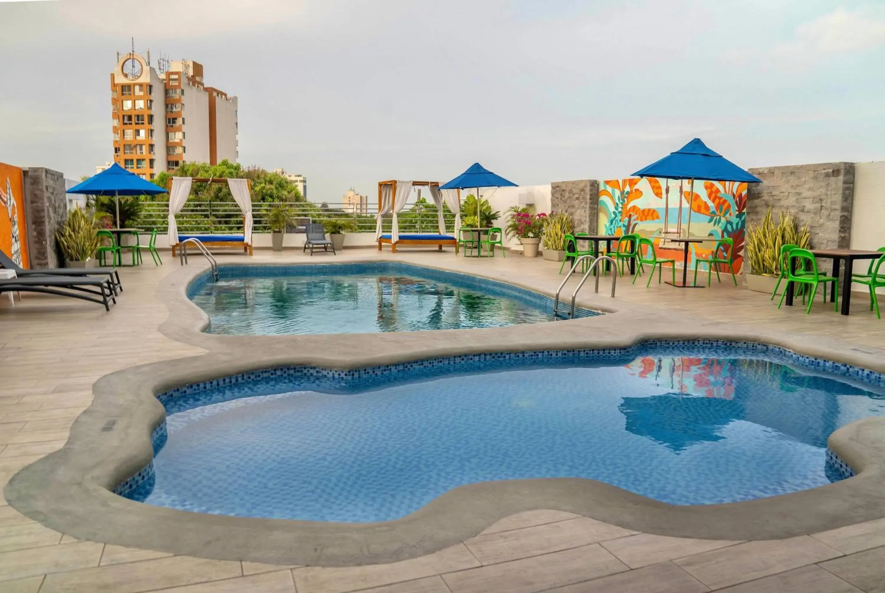 Pool view in Howard Johnson by Wyndham Barranquilla Versalles Pool view in Howard Johnson by Wyndham Barranquilla Versalles