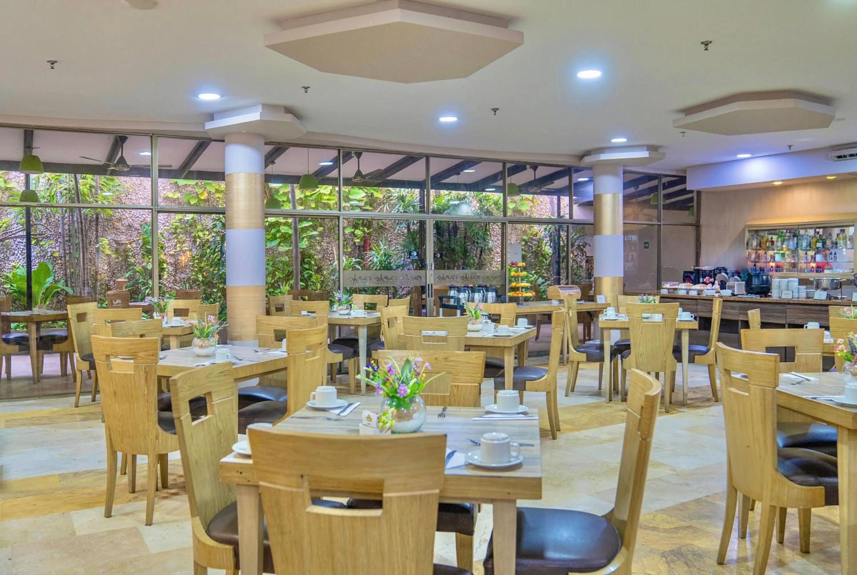 Restaurant/places to eat in Howard Johnson by Wyndham Barranquilla Versalles