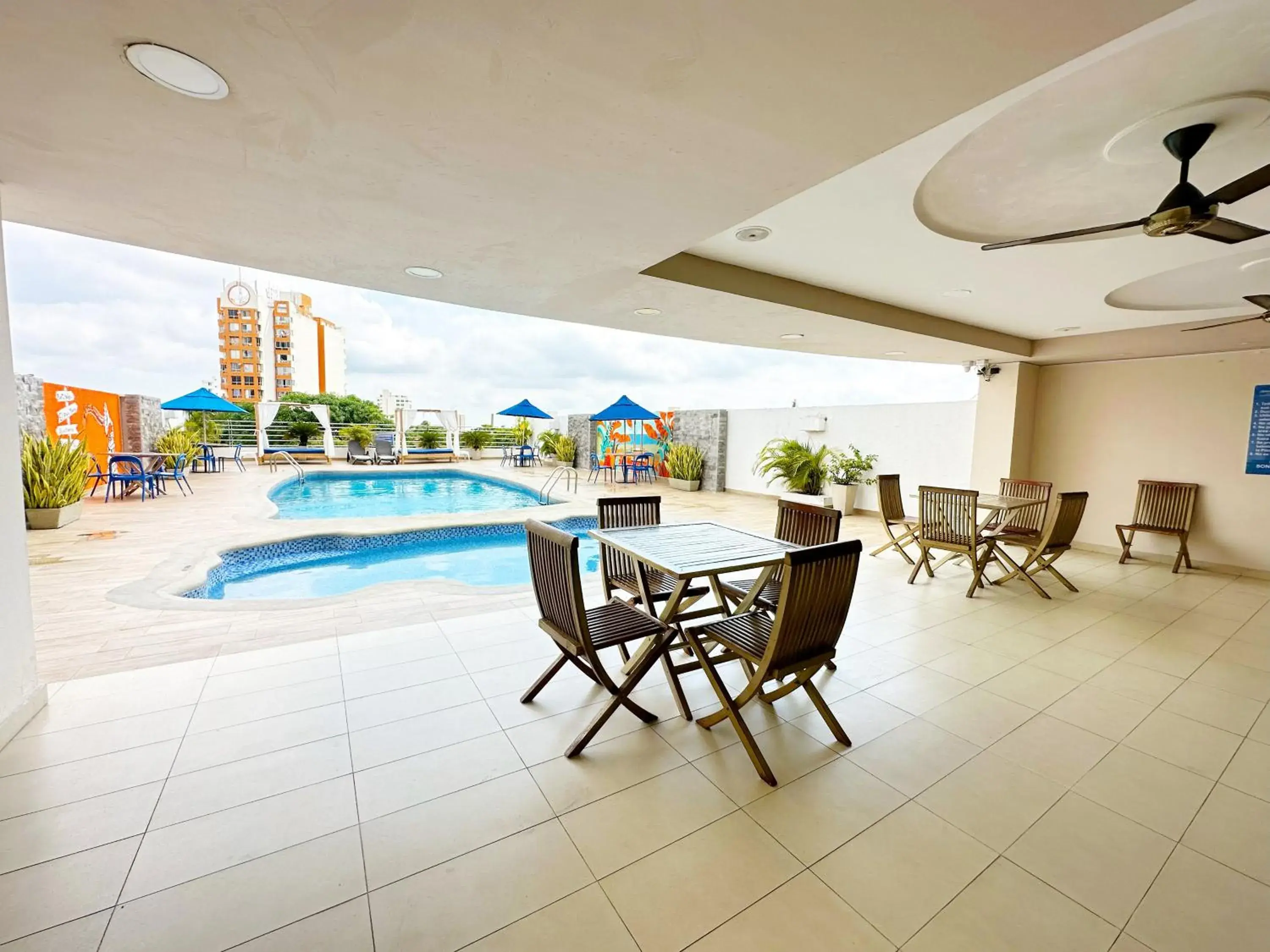 Swimming pool in Howard Johnson by Wyndham Barranquilla Versalles Swimming pool in Howard Johnson by Wyndham Barranquilla Versalles