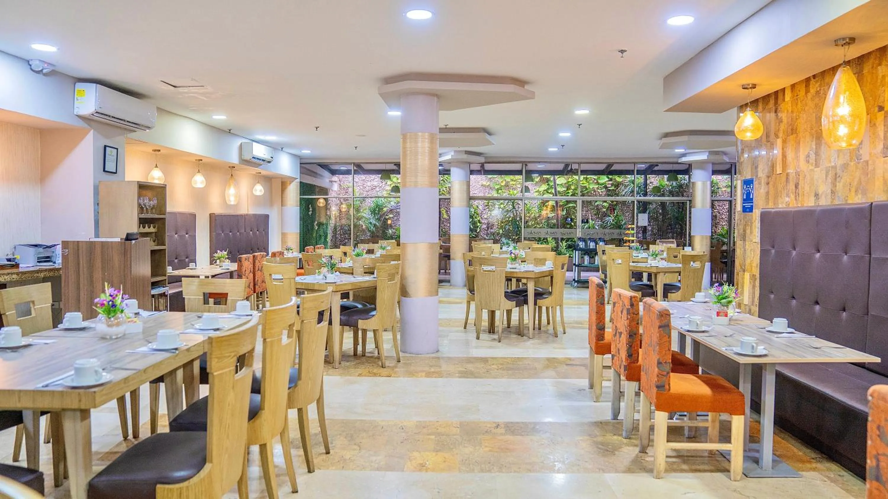 Restaurant/places to eat in Howard Johnson by Wyndham Barranquilla Versalles