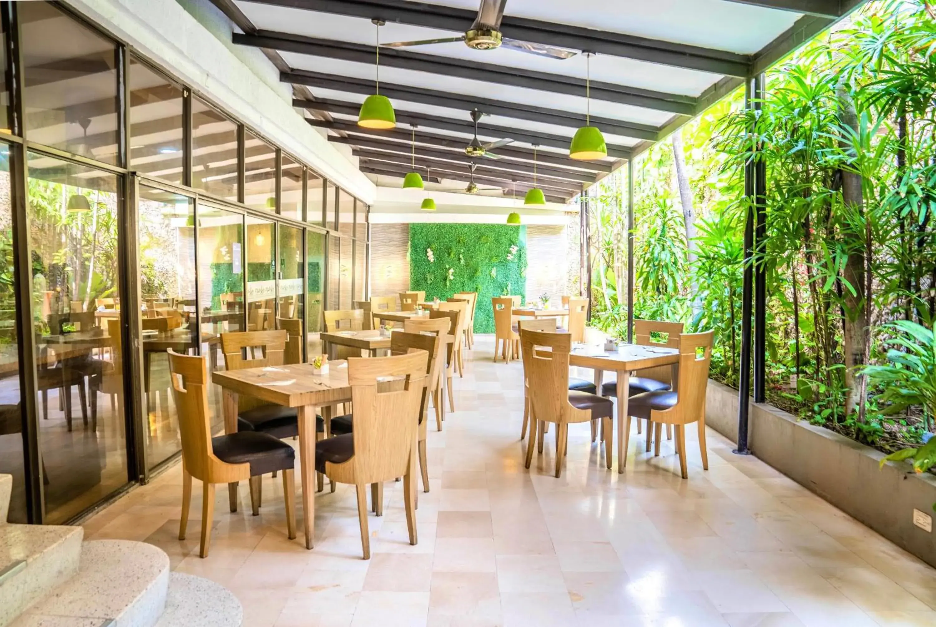 Restaurant/places to eat in Howard Johnson by Wyndham Barranquilla Versalles Restaurant/places to eat in Howard Johnson by Wyndham Barranquilla Versalles