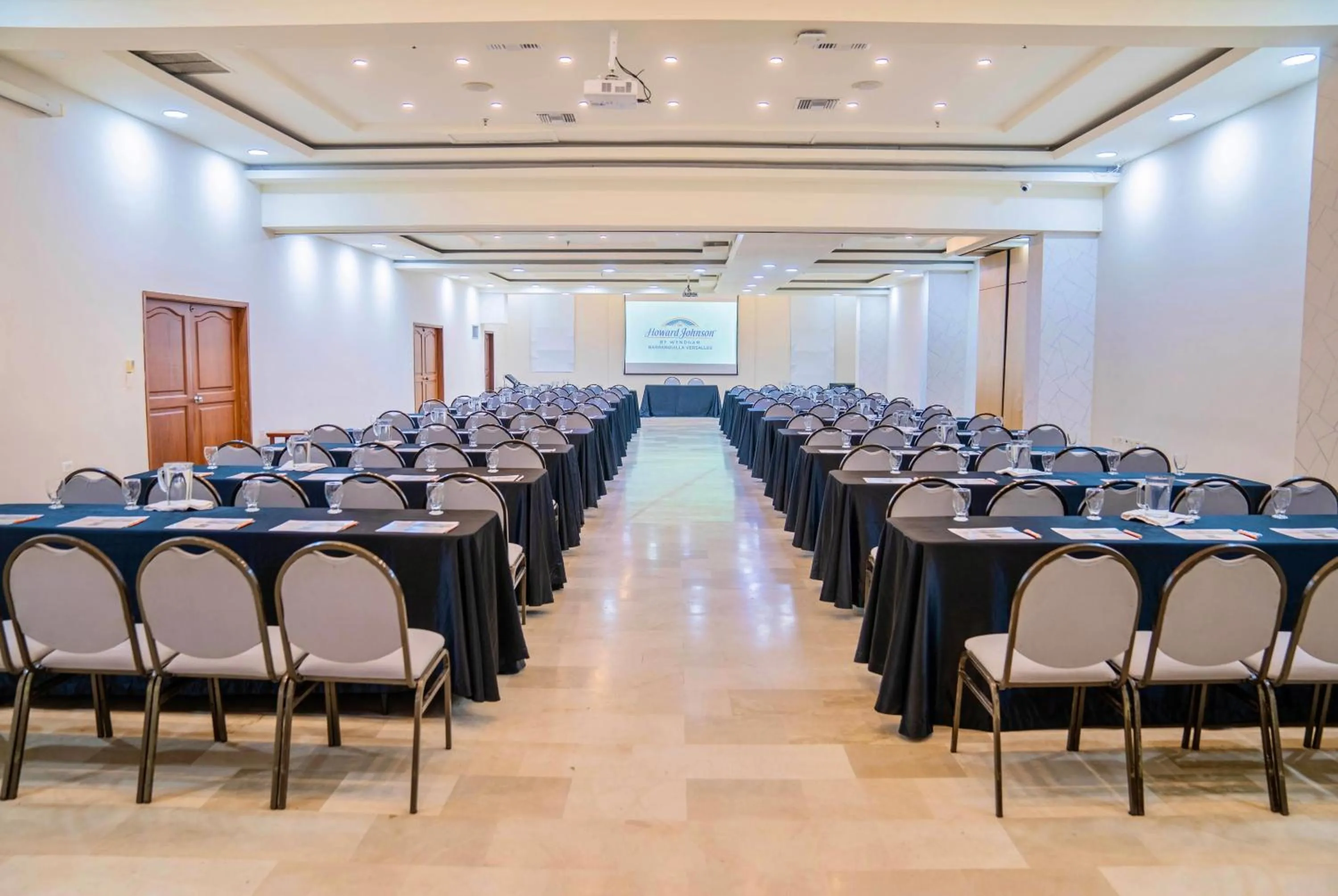 Meeting/conference room in Howard Johnson by Wyndham Barranquilla Versalles