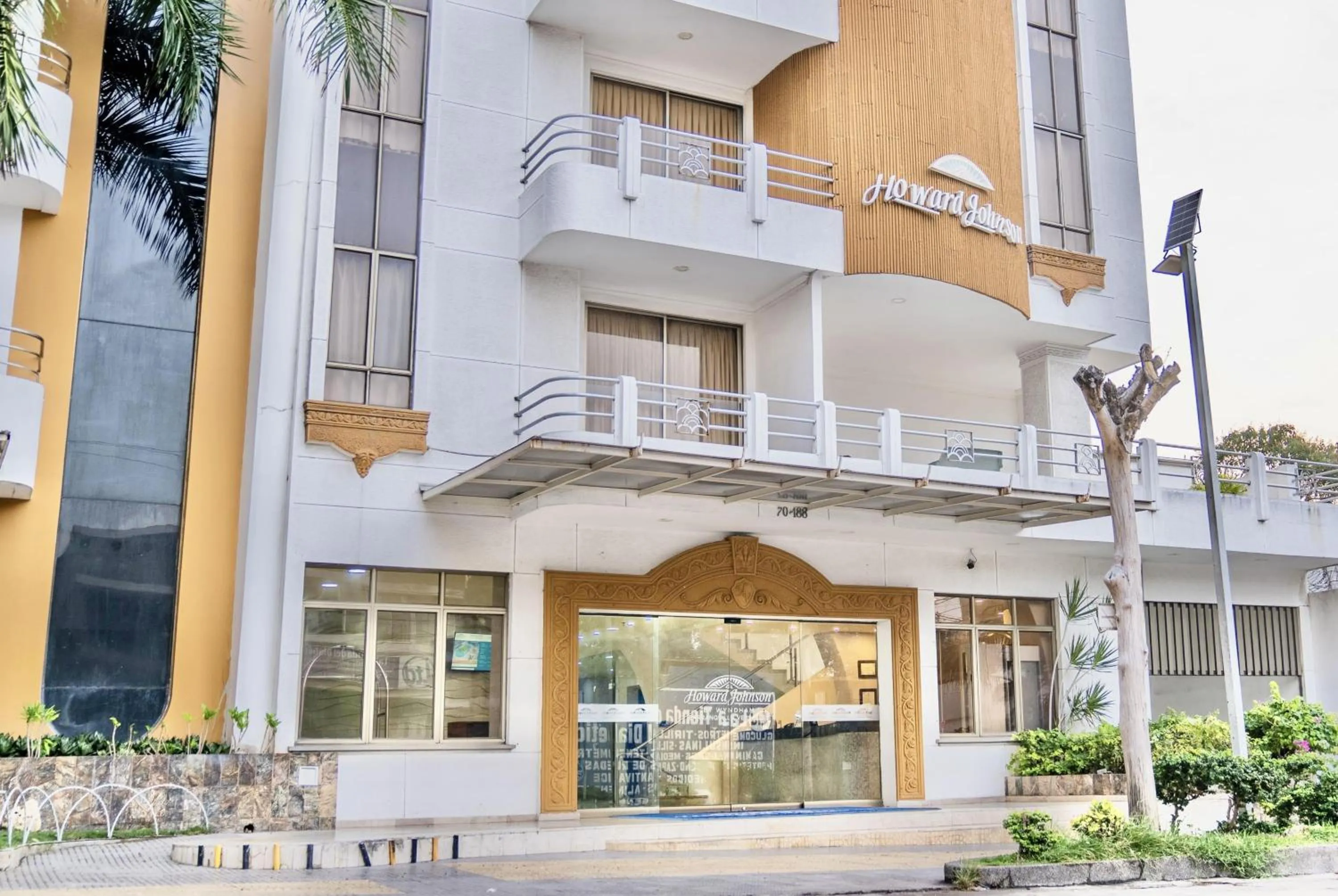 Property building in Howard Johnson by Wyndham Barranquilla Versalles