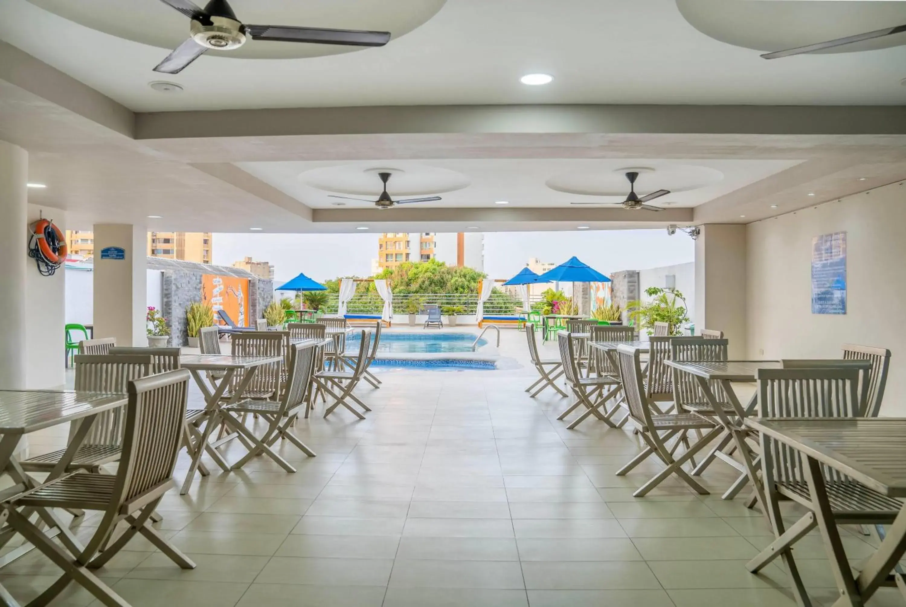 Pool view in Howard Johnson by Wyndham Barranquilla Versalles Pool view in Howard Johnson by Wyndham Barranquilla Versalles