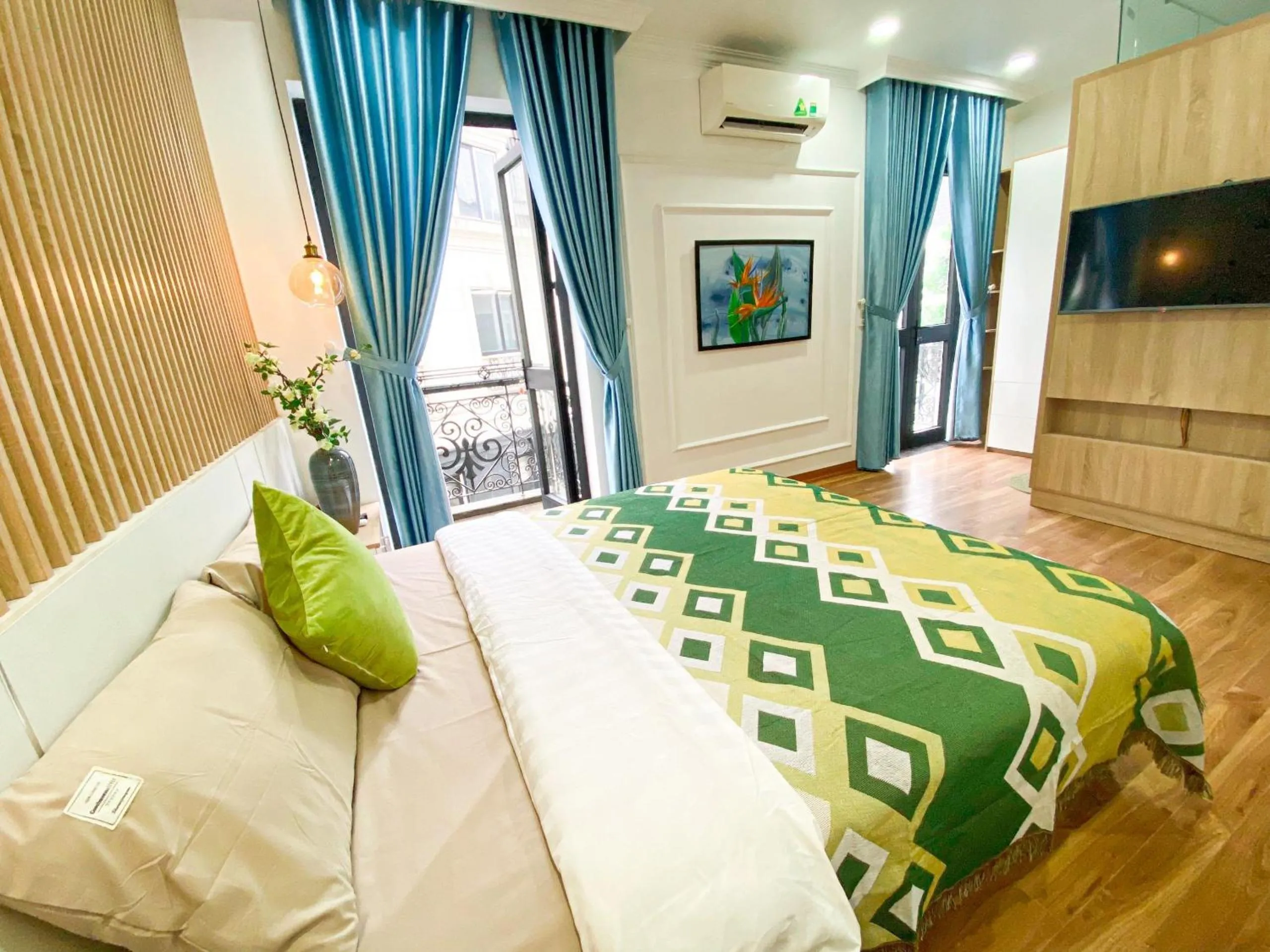 Bed in Hue Crown Boutique best hotel