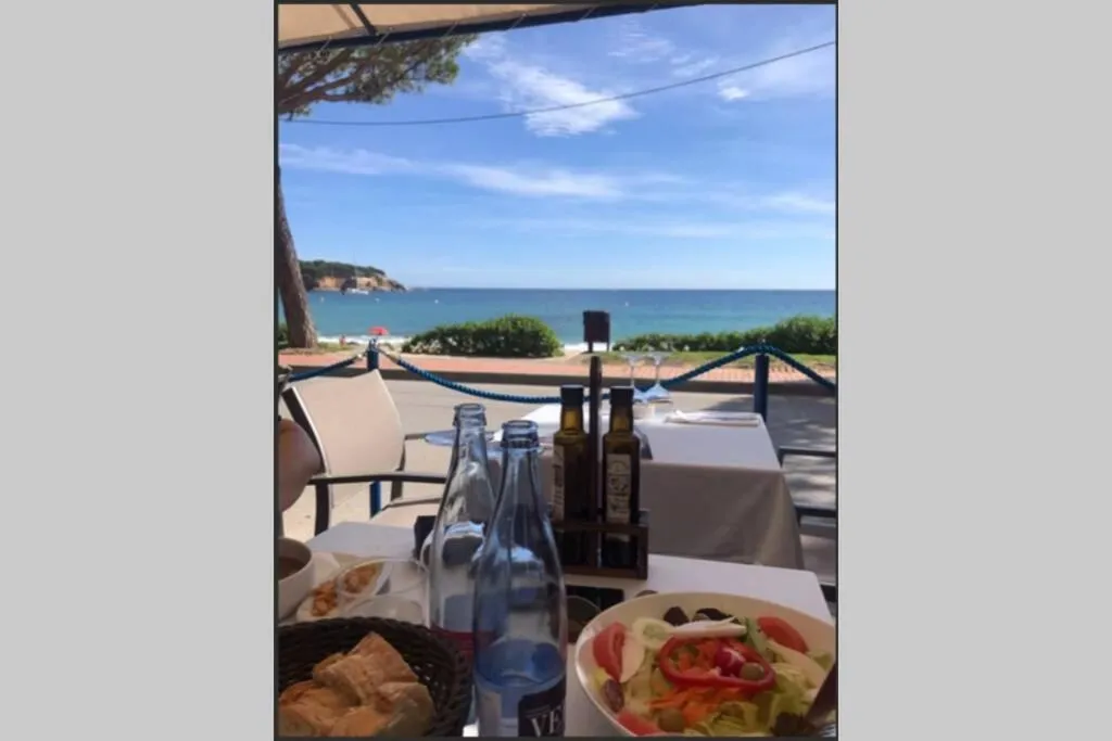 Restaurant/places to eat in Nuevo Luminoso Apartamento Catalina a 80 metros de la playa para 4 personas