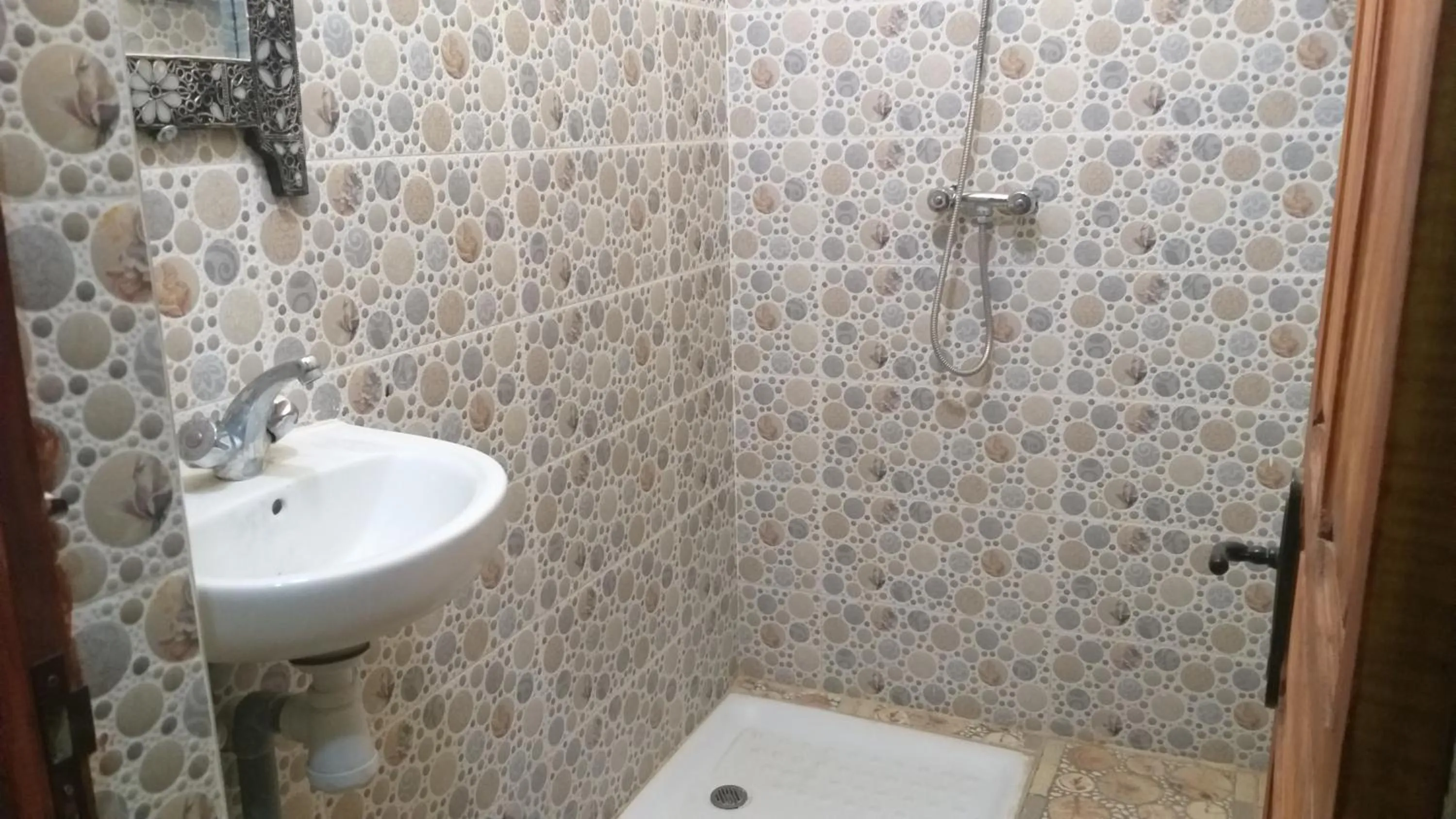 Merzouga Quiet apart &camels trecking