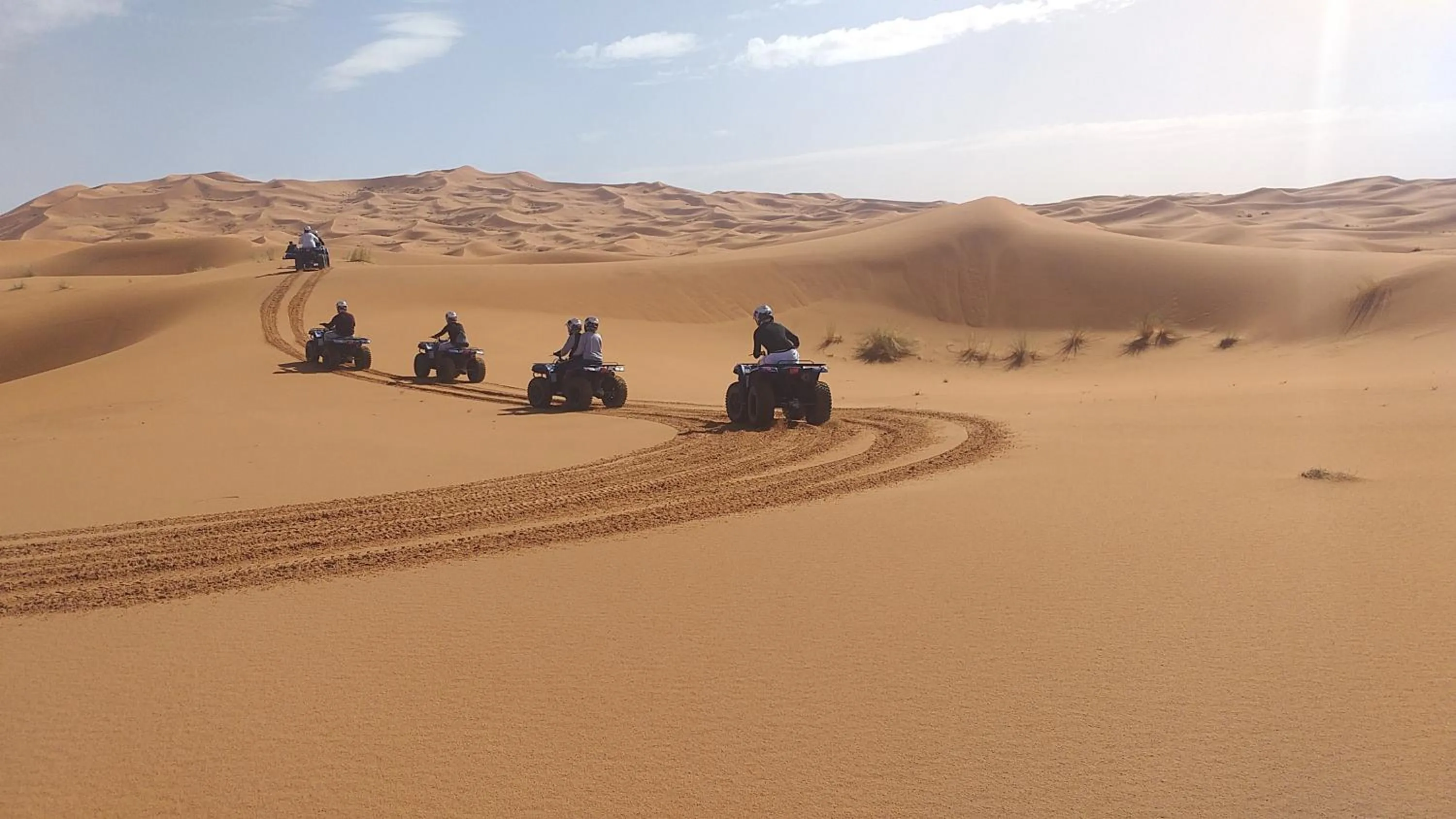 Merzouga Quiet apart &camels trecking
