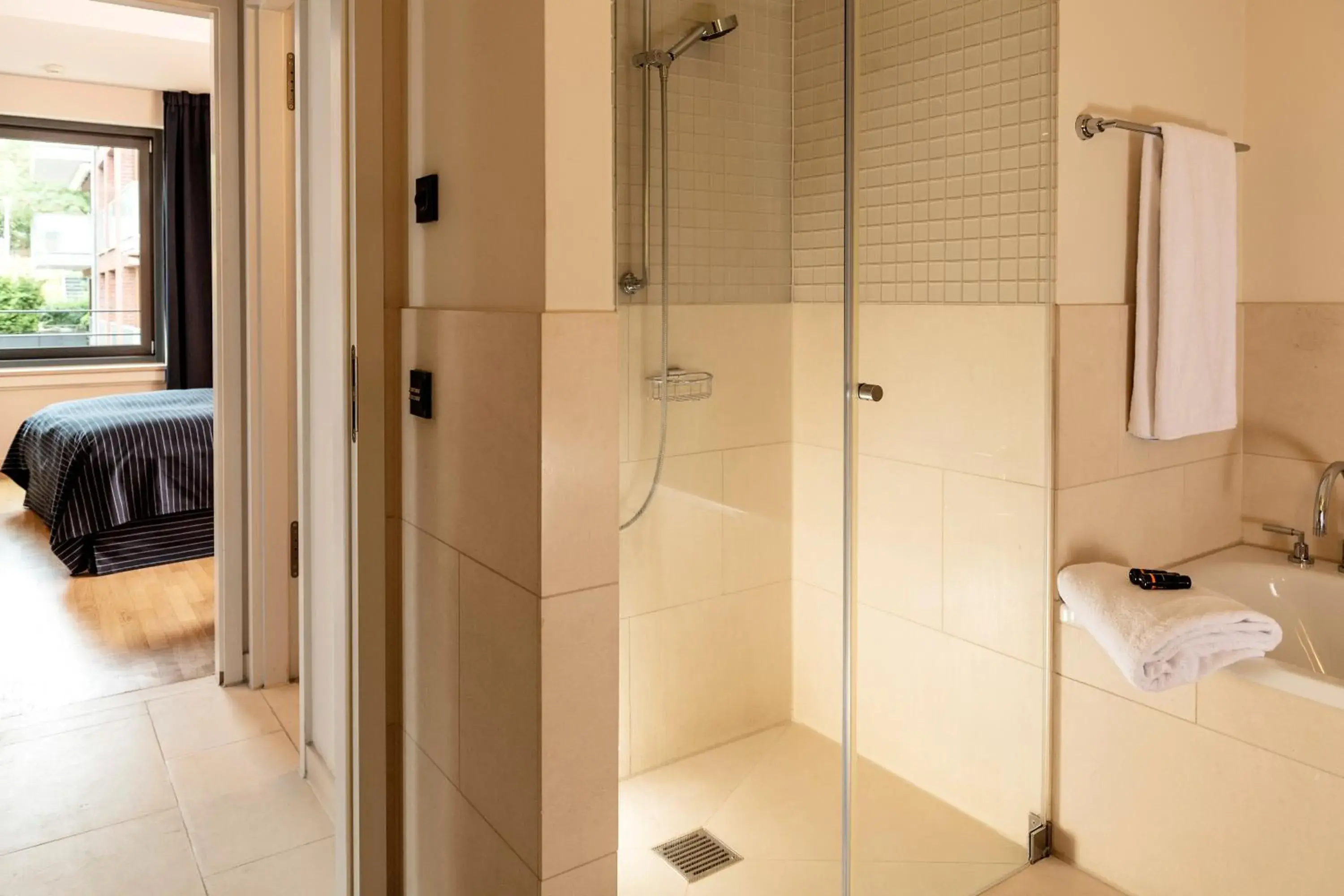 Shower, Bed in Clipper Boardinghouse - Hamburg-Holzhafen Shower, Bed in Clipper Boardinghouse - Hamburg-Holzhafen