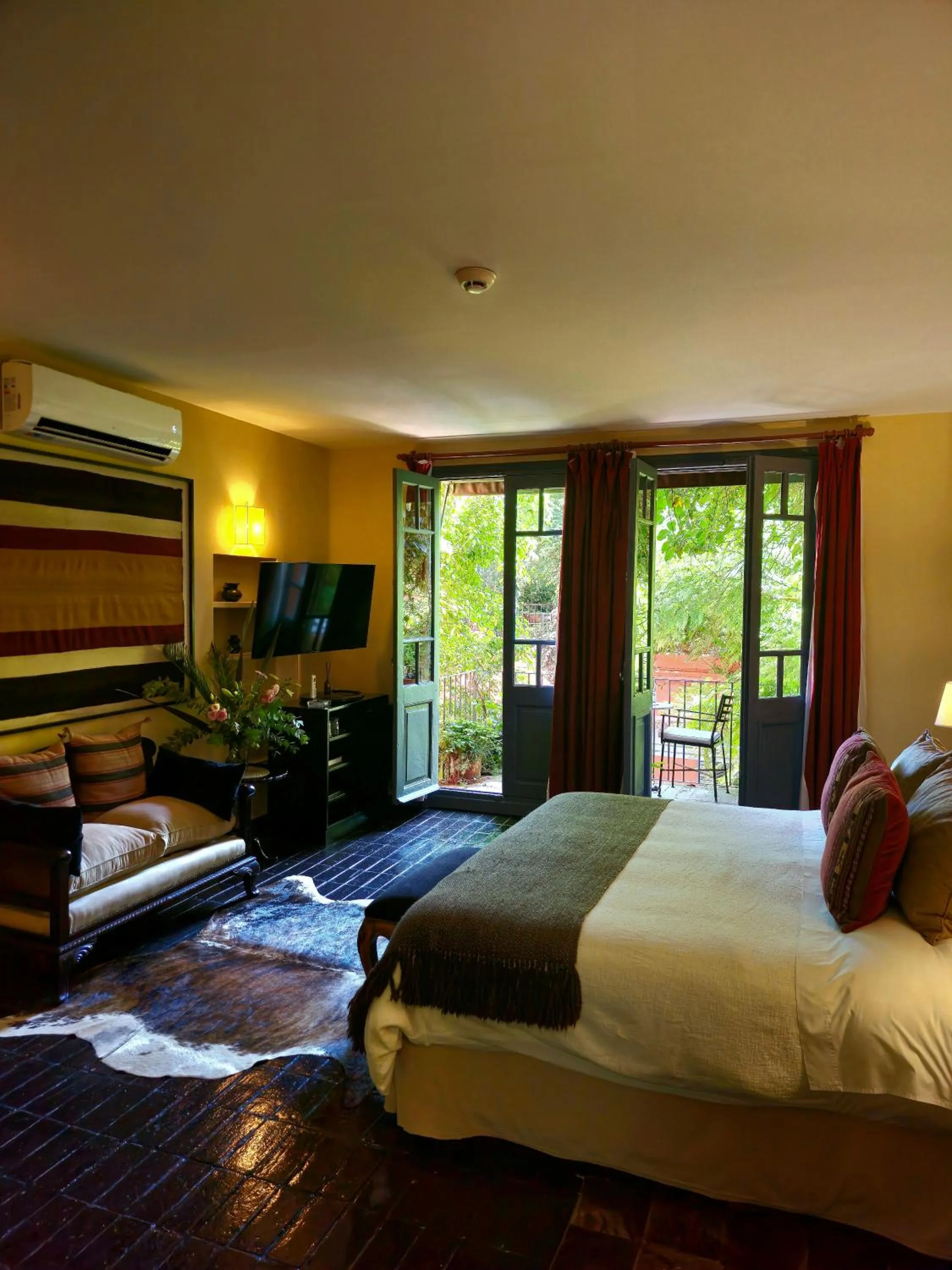 TV and multimedia, Bed in BE Jardin Escondido By Coppola