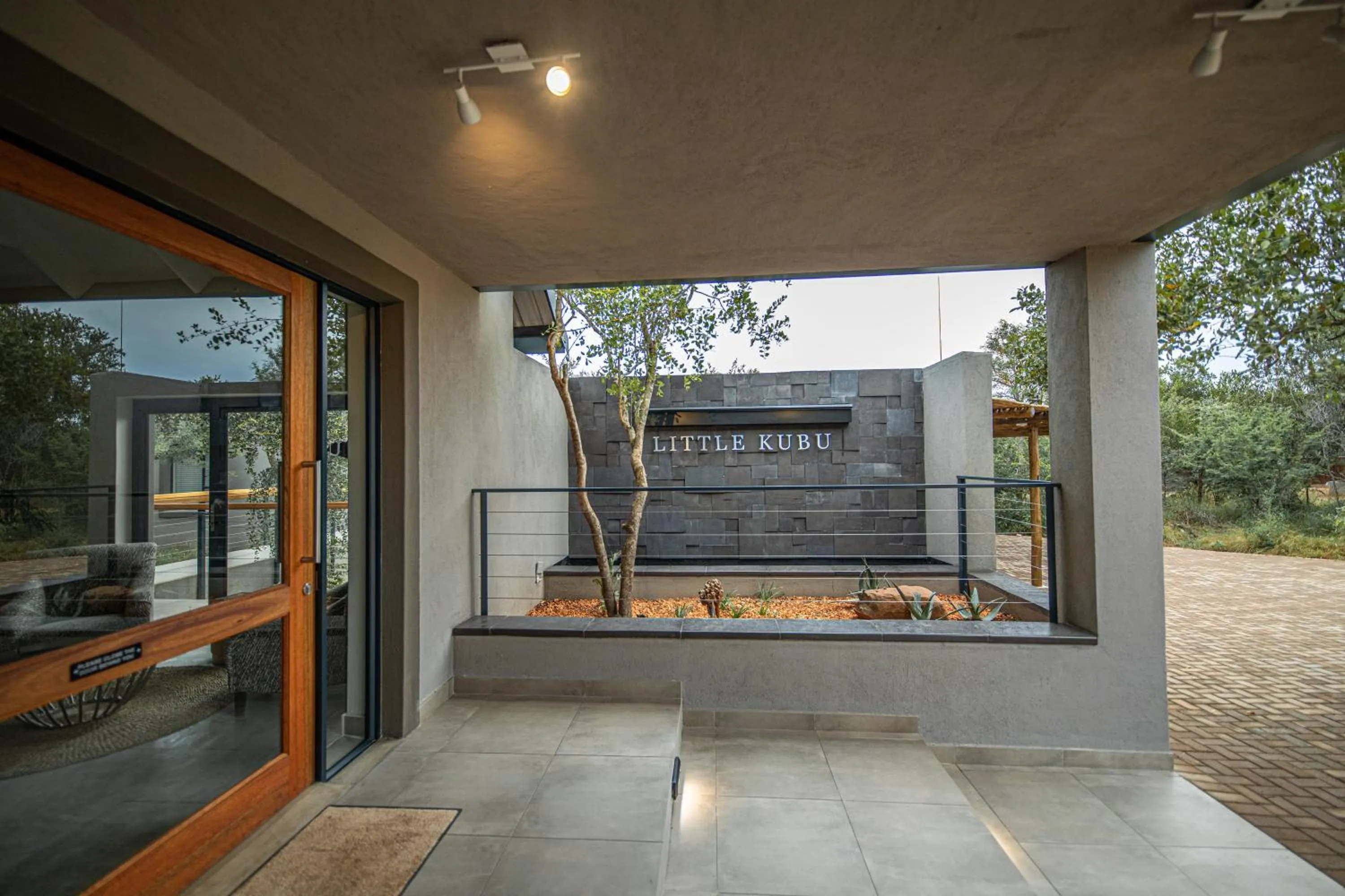 Facade/entrance in Little Kubu Lodge