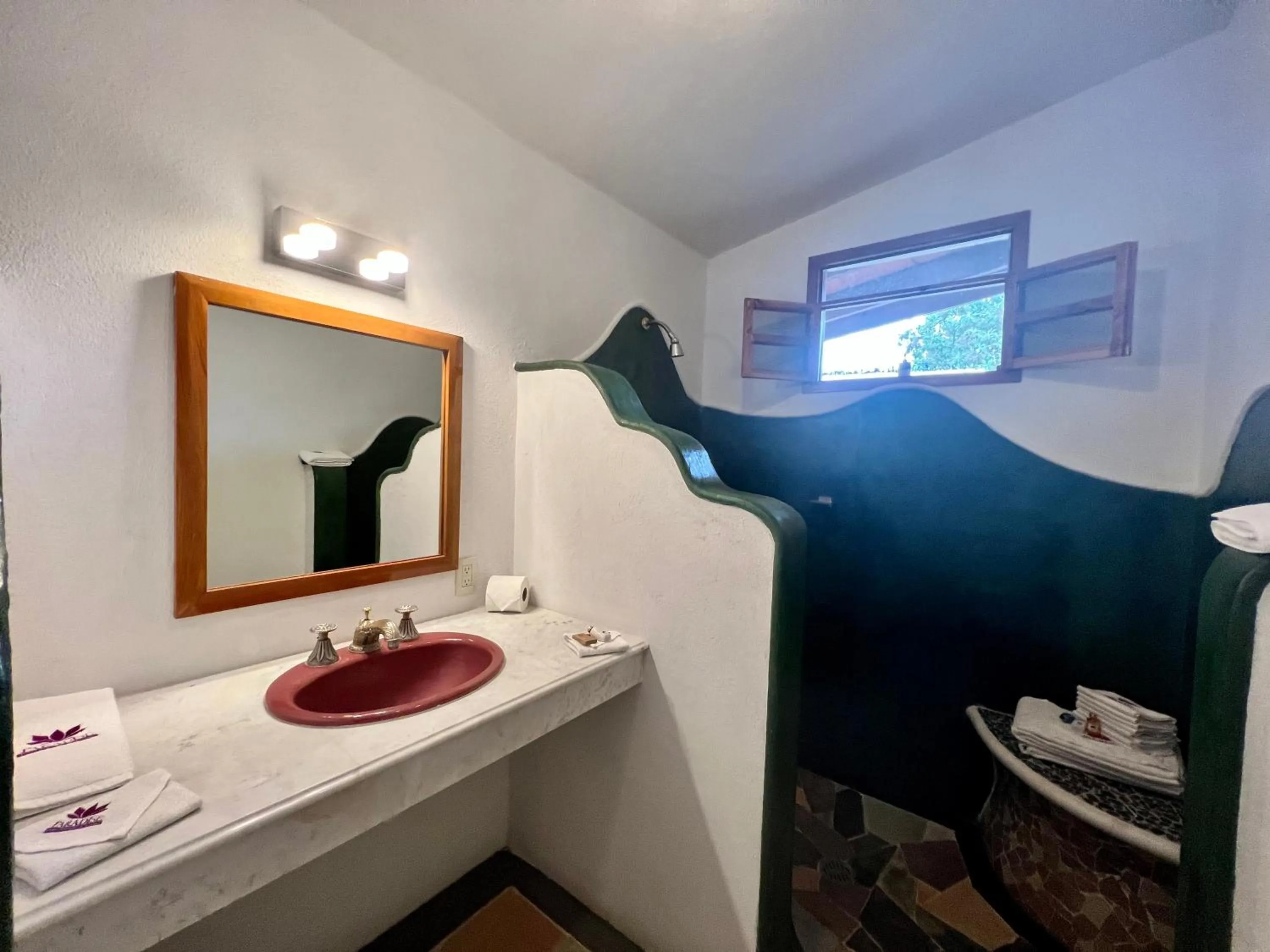 Paradise Hotel Boutique & Lounge