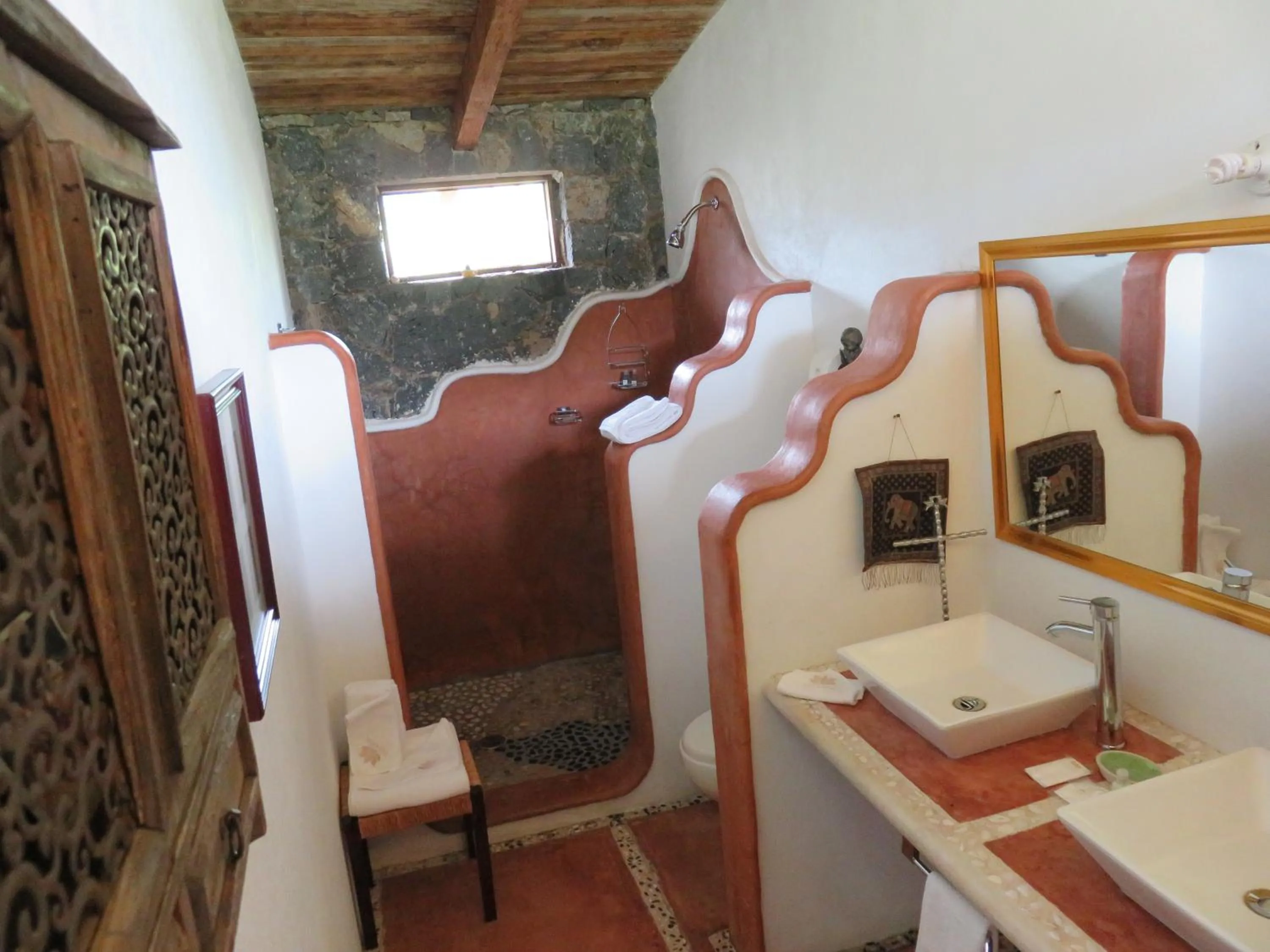 Toilet in Paradise Hotel Boutique & Lounge