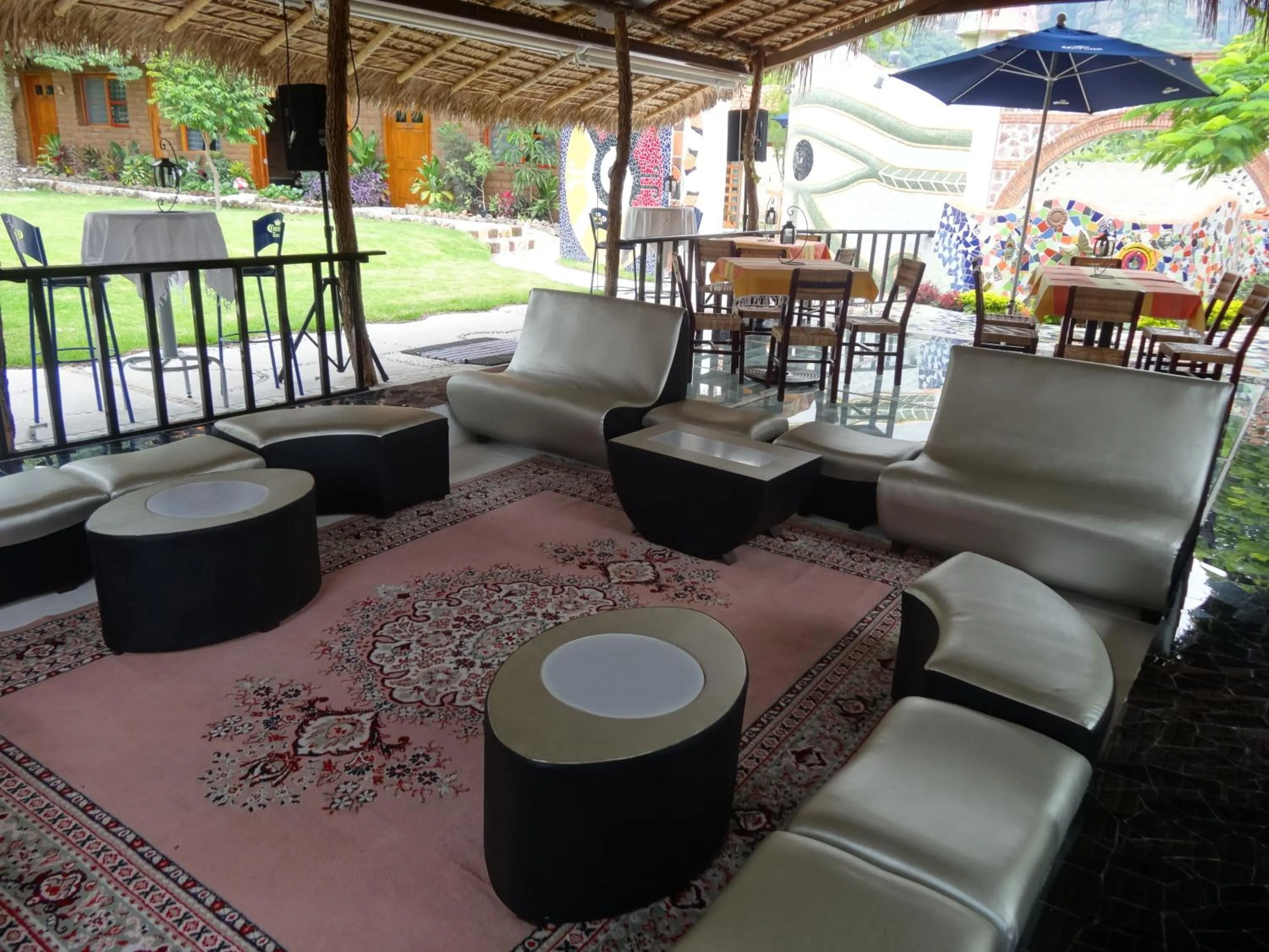 Communal lounge/ TV room in Paradise Hotel Boutique & Lounge