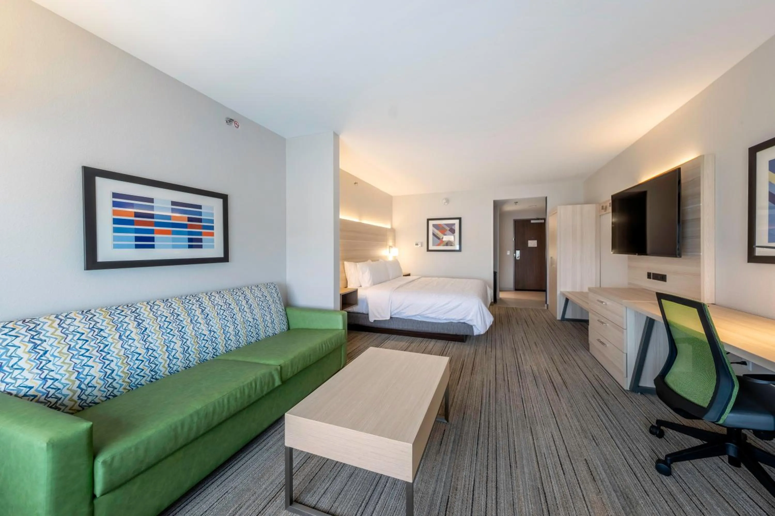 Bedroom, Bed in Holiday Inn Express & Suites - Staunton by IHG