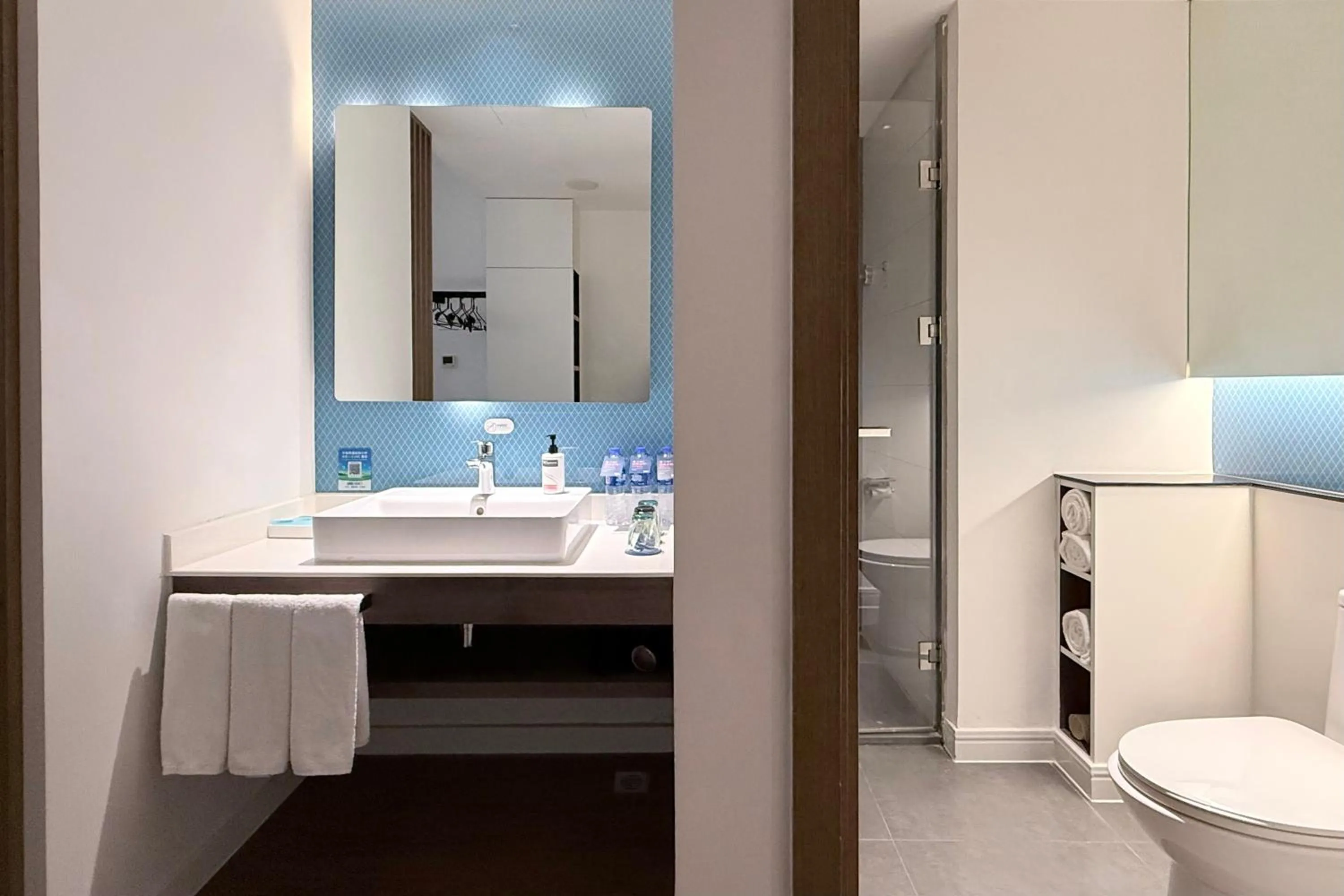 Toilet in Holiday Inn Express Chengdu Longquanyi North by IHG