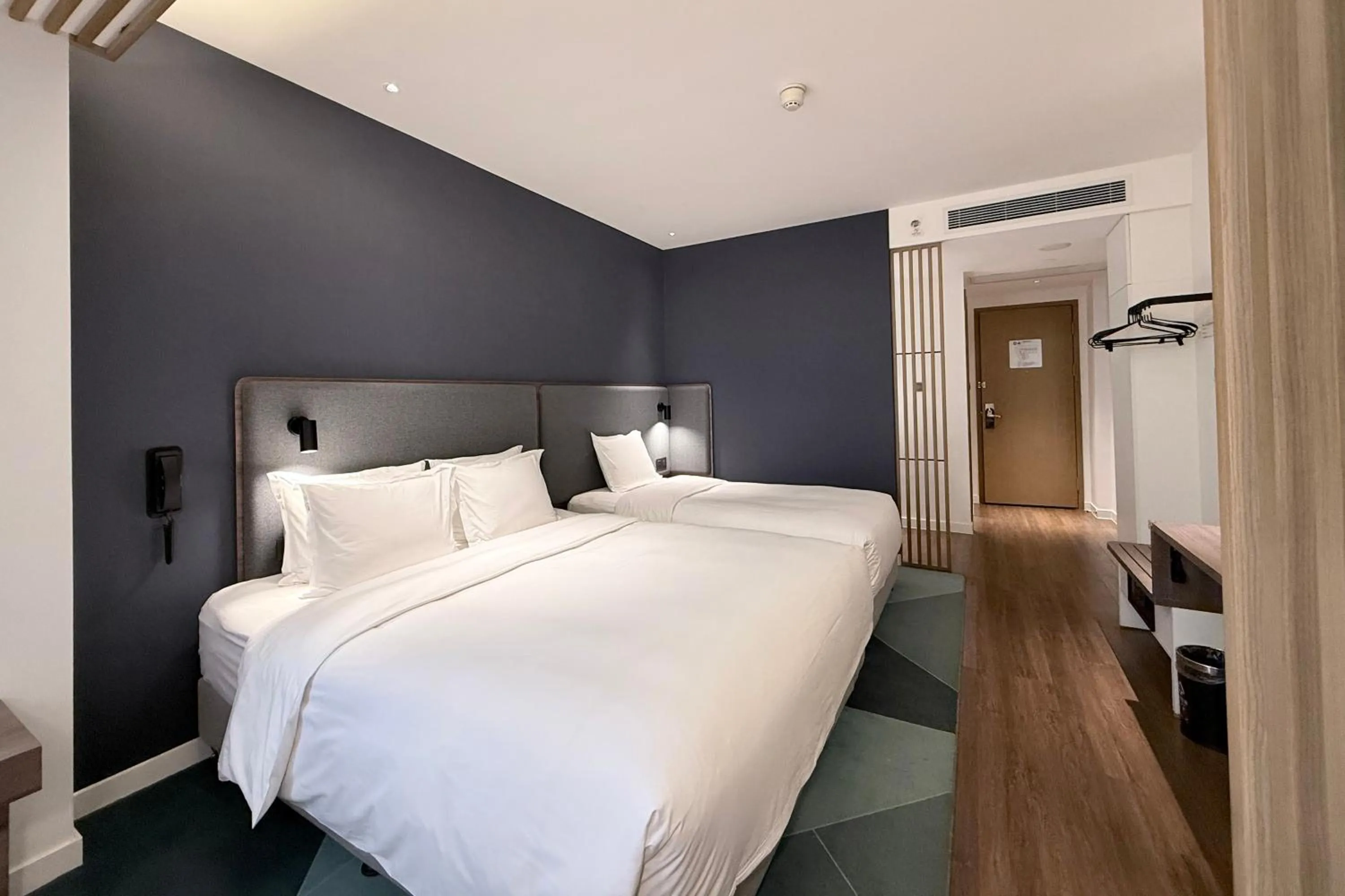 Photo of the whole room, Bed in Holiday Inn Express Chengdu Longquanyi North by IHG