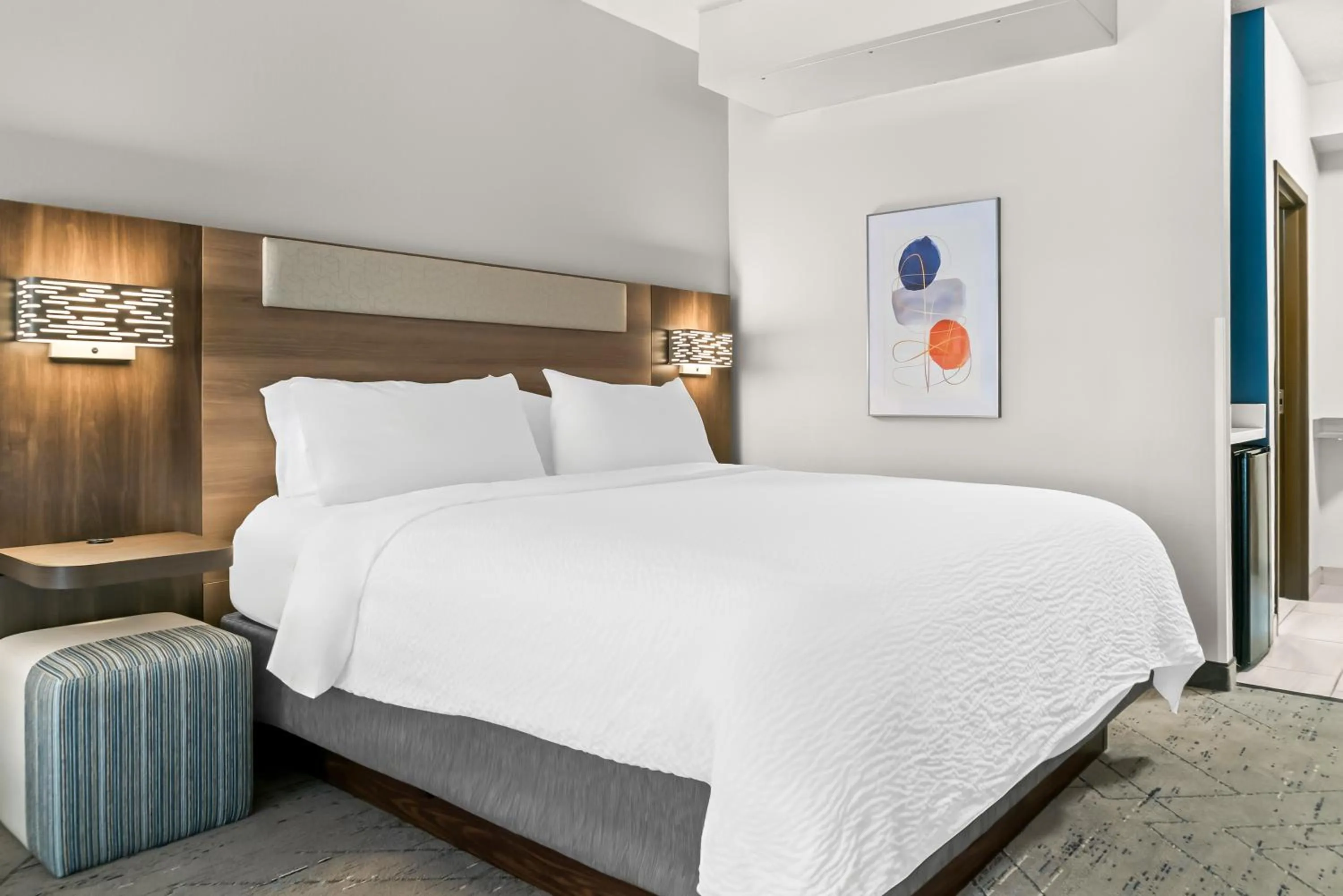 Bedroom, Bed in Holiday Inn Express & Suites - Detroit North - Roseville by IHG