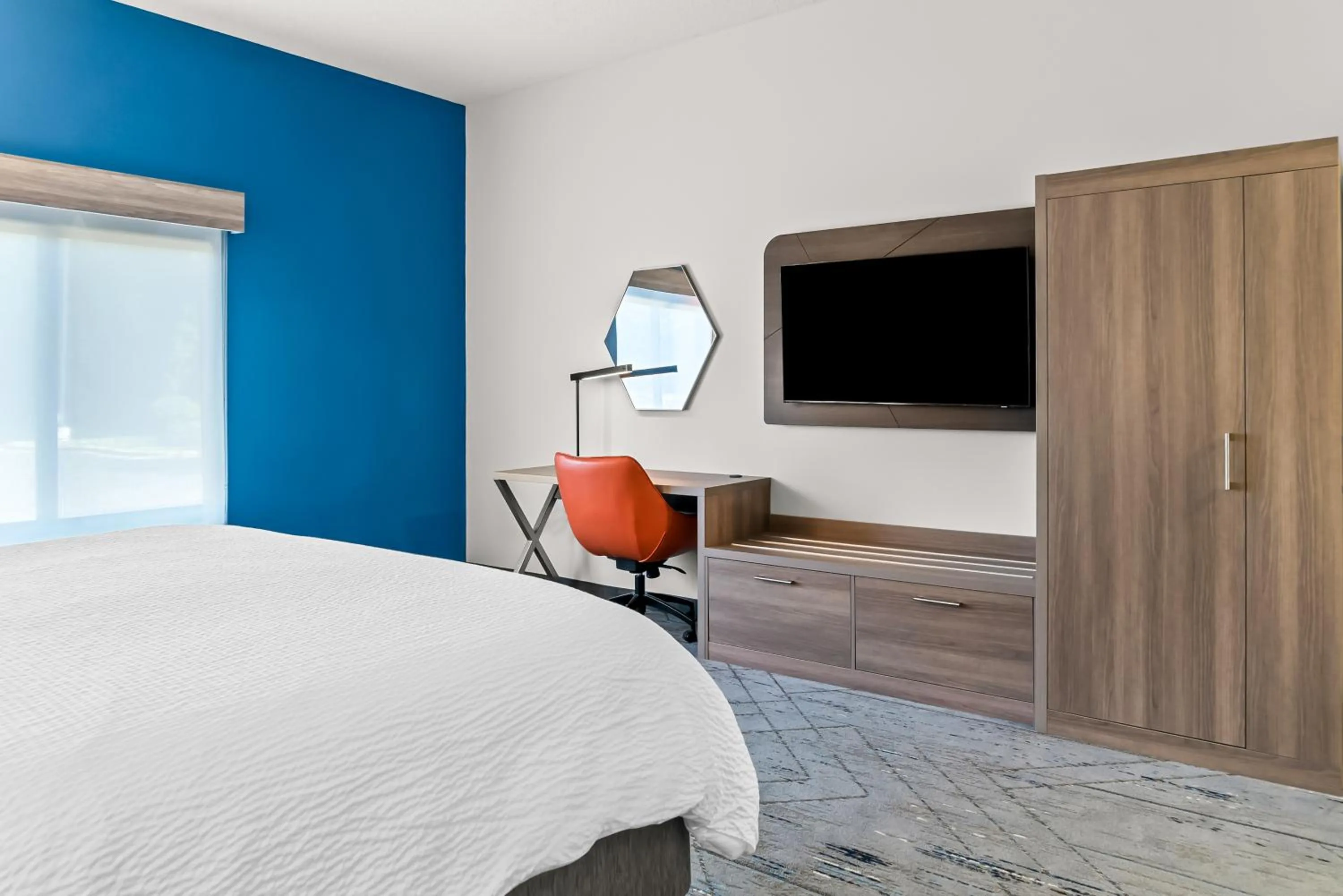 Bedroom, Bed in Holiday Inn Express & Suites - Detroit North - Roseville by IHG