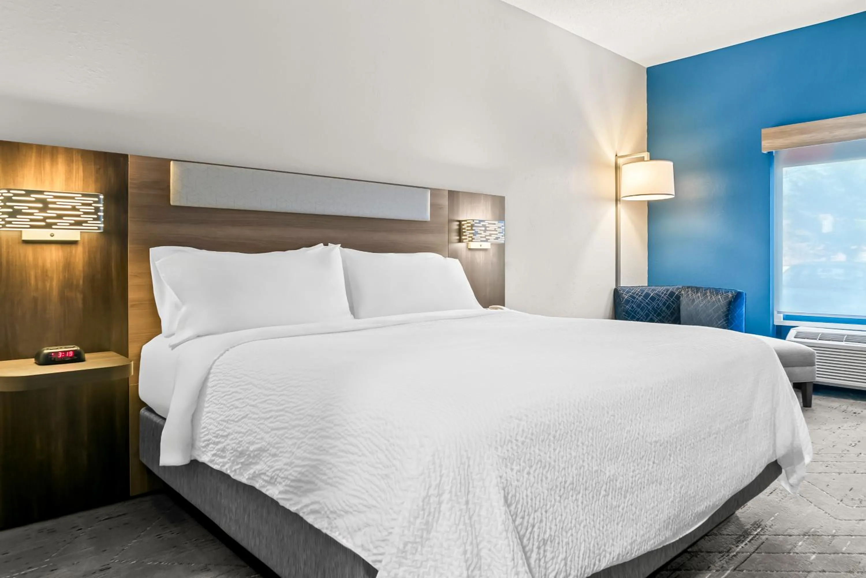 Bedroom, Bed in Holiday Inn Express & Suites - Detroit North - Roseville by IHG