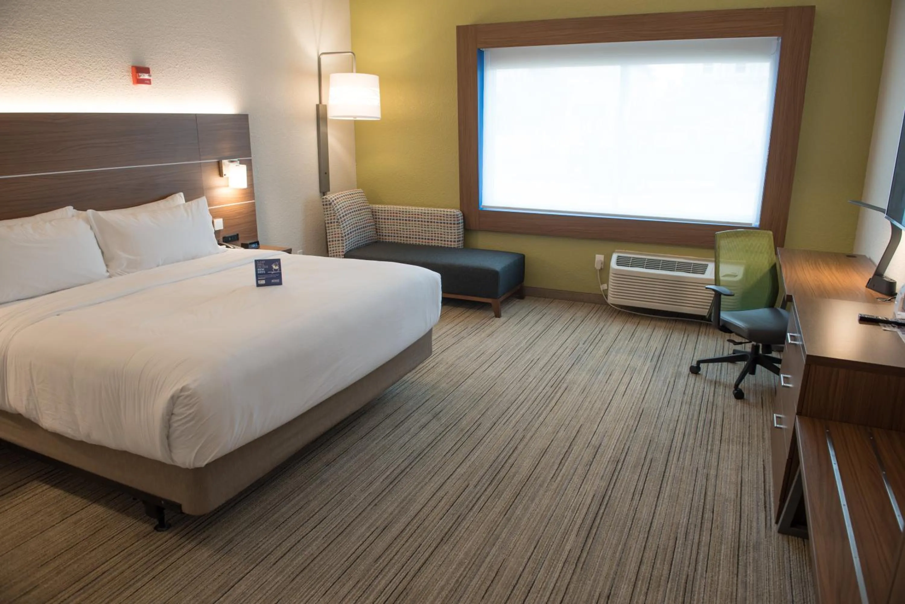 Photo of the whole room, Bed in Holiday Inn Express & Suites - Mishawaka - South Bend by IHG