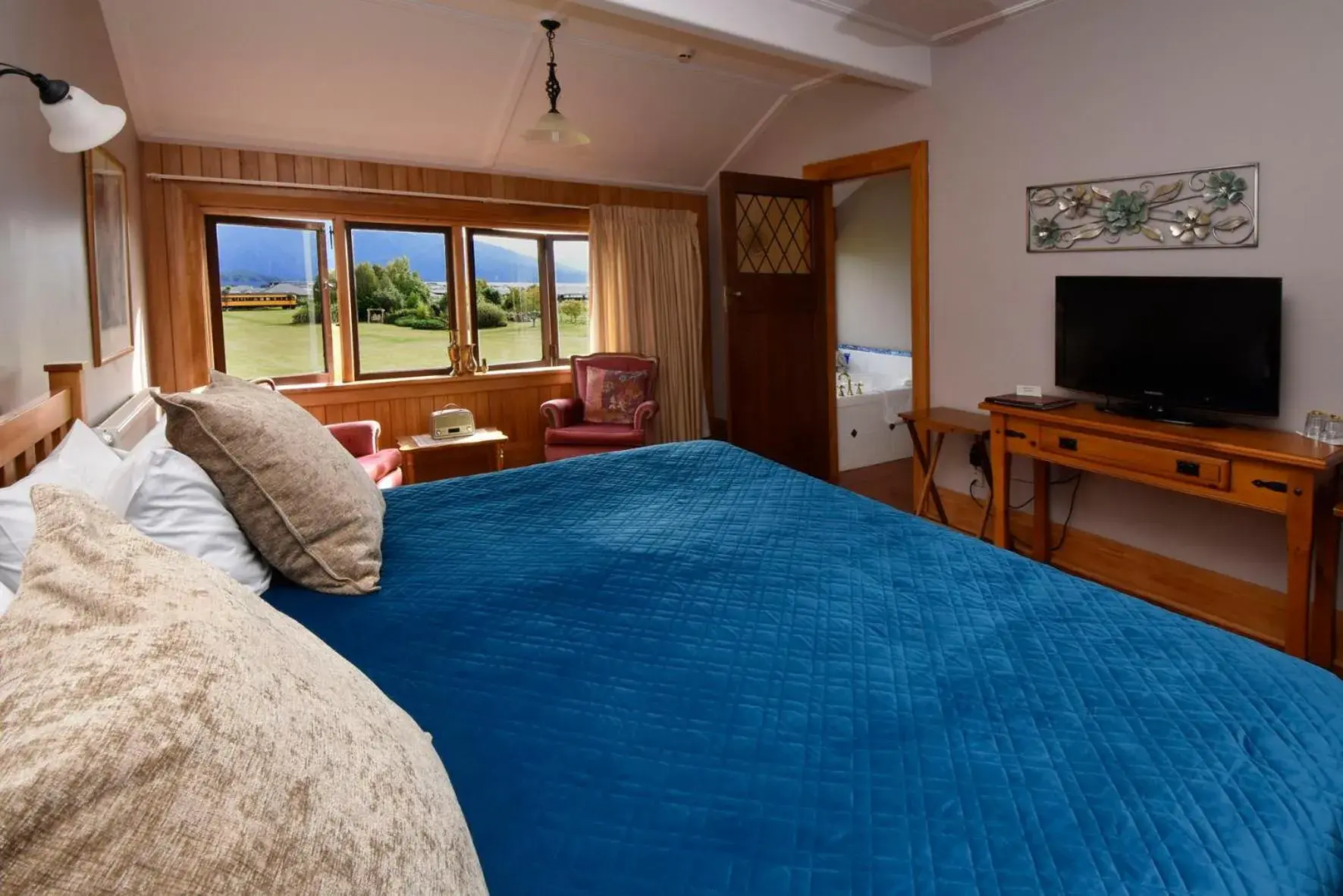 Deluxe Double or Twin Room with Lake View in Te Anau Lodge Deluxe Double or Twin Room with Lake View in Te Anau Lodge