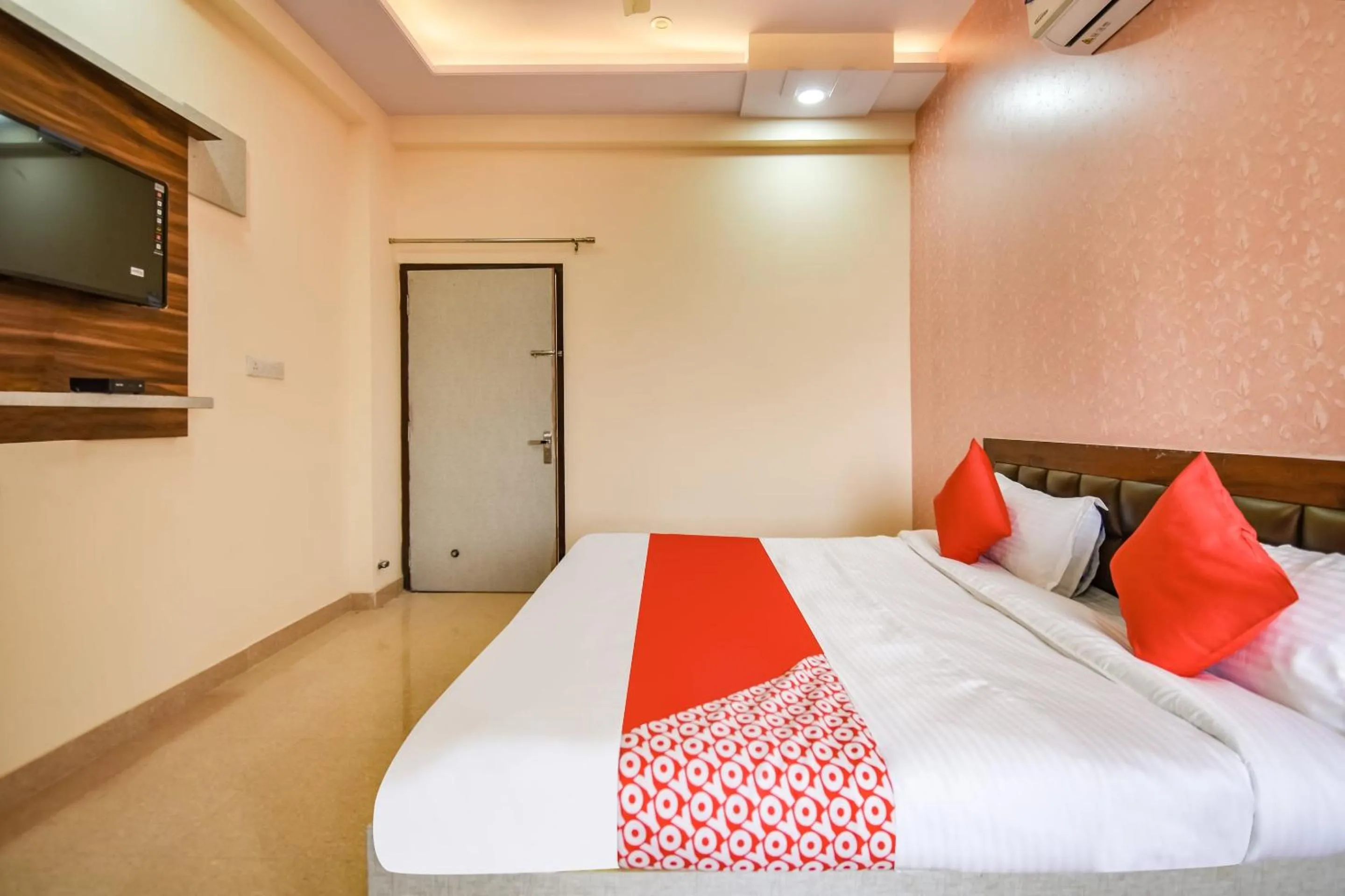 Bedroom in OYO 70183 Sai Kripa Lodging