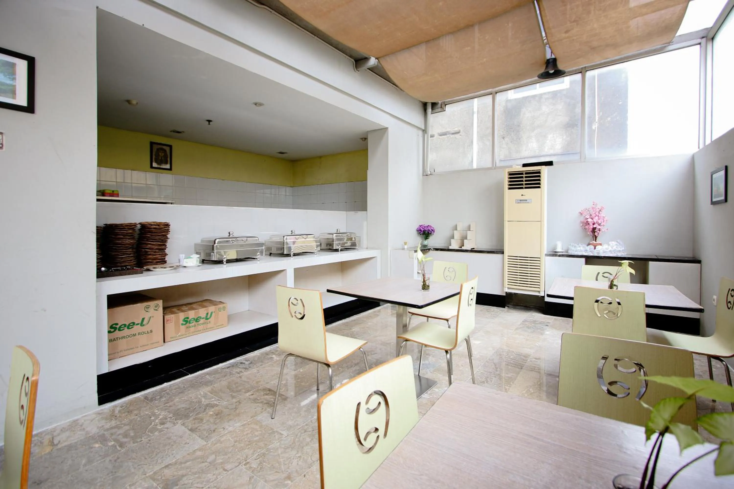 Dining area in Zodiak Asia Afrika by KAGUM Hotels