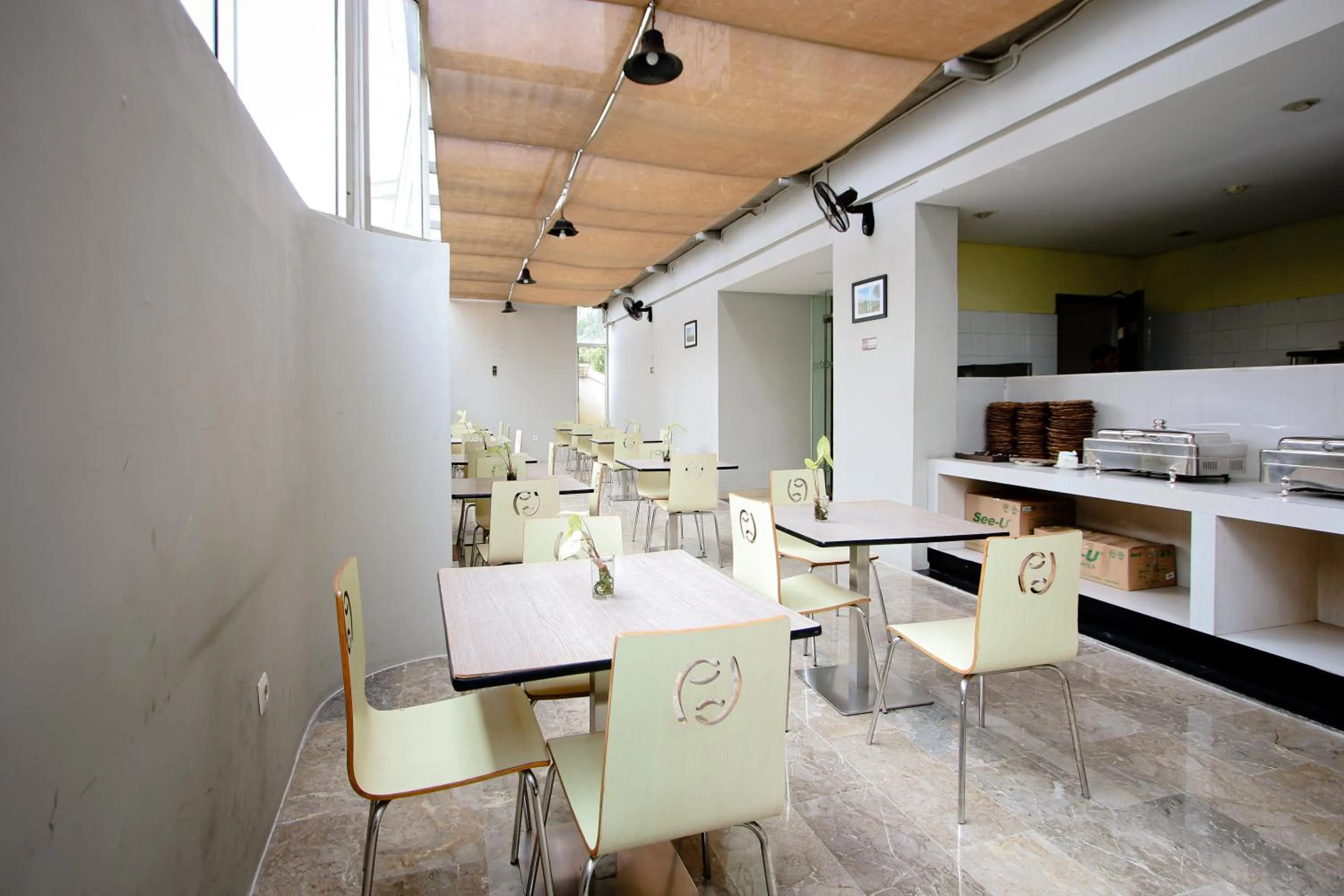 Restaurant/places to eat in Zodiak Asia Afrika by KAGUM Hotels