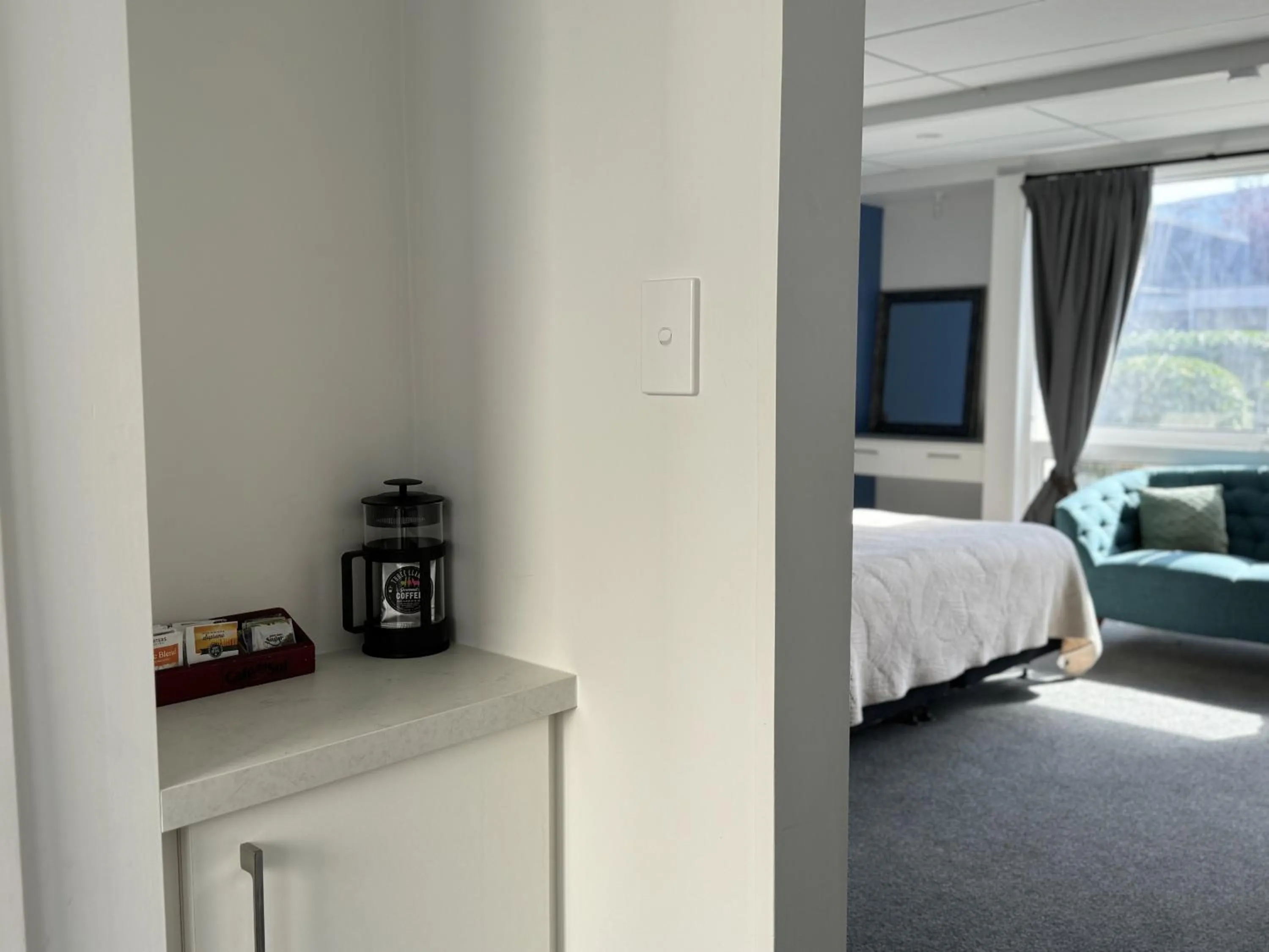 Coffee/tea facilities, Bed in Diplomat Motel