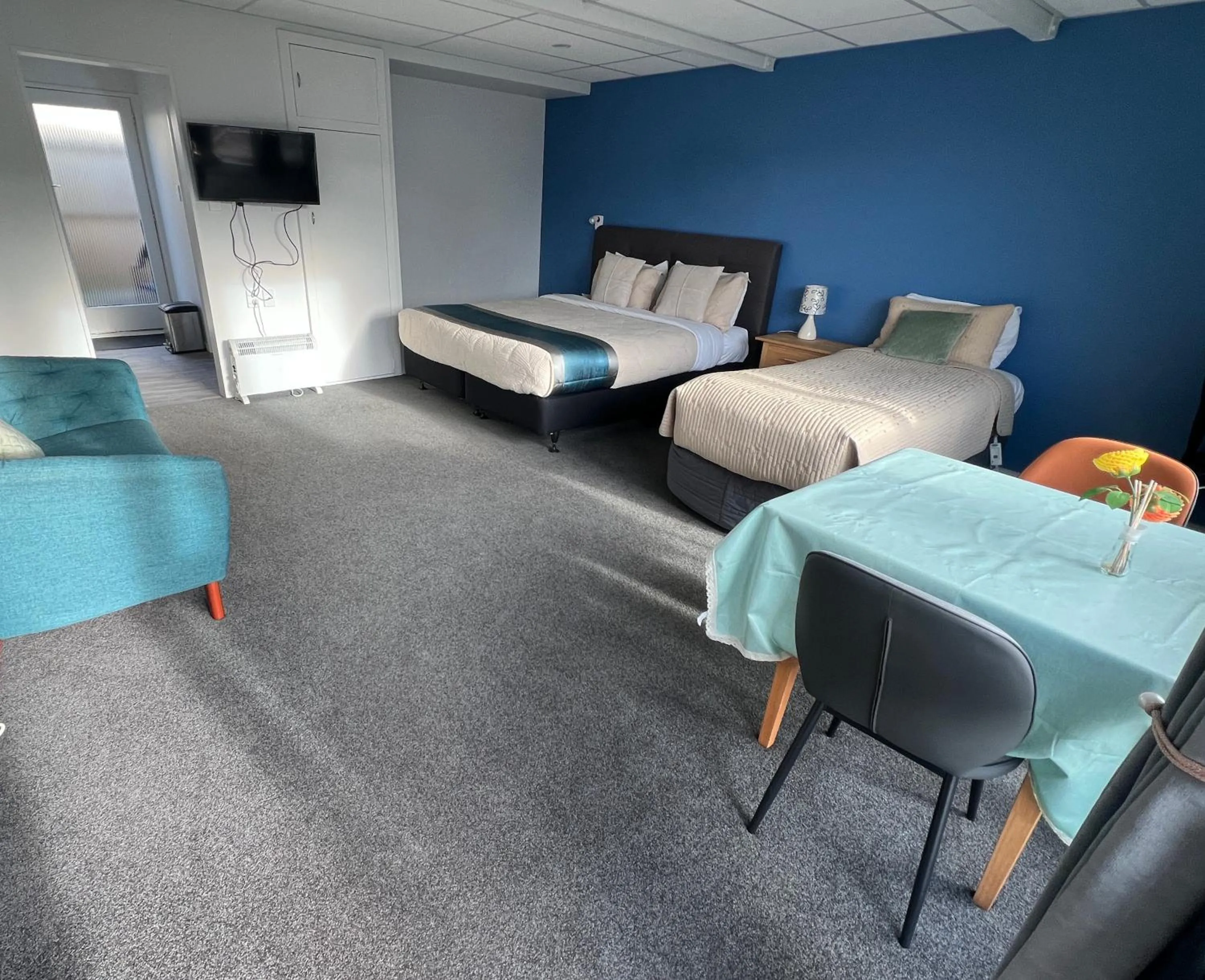 Bedroom, Bed in Diplomat Motel