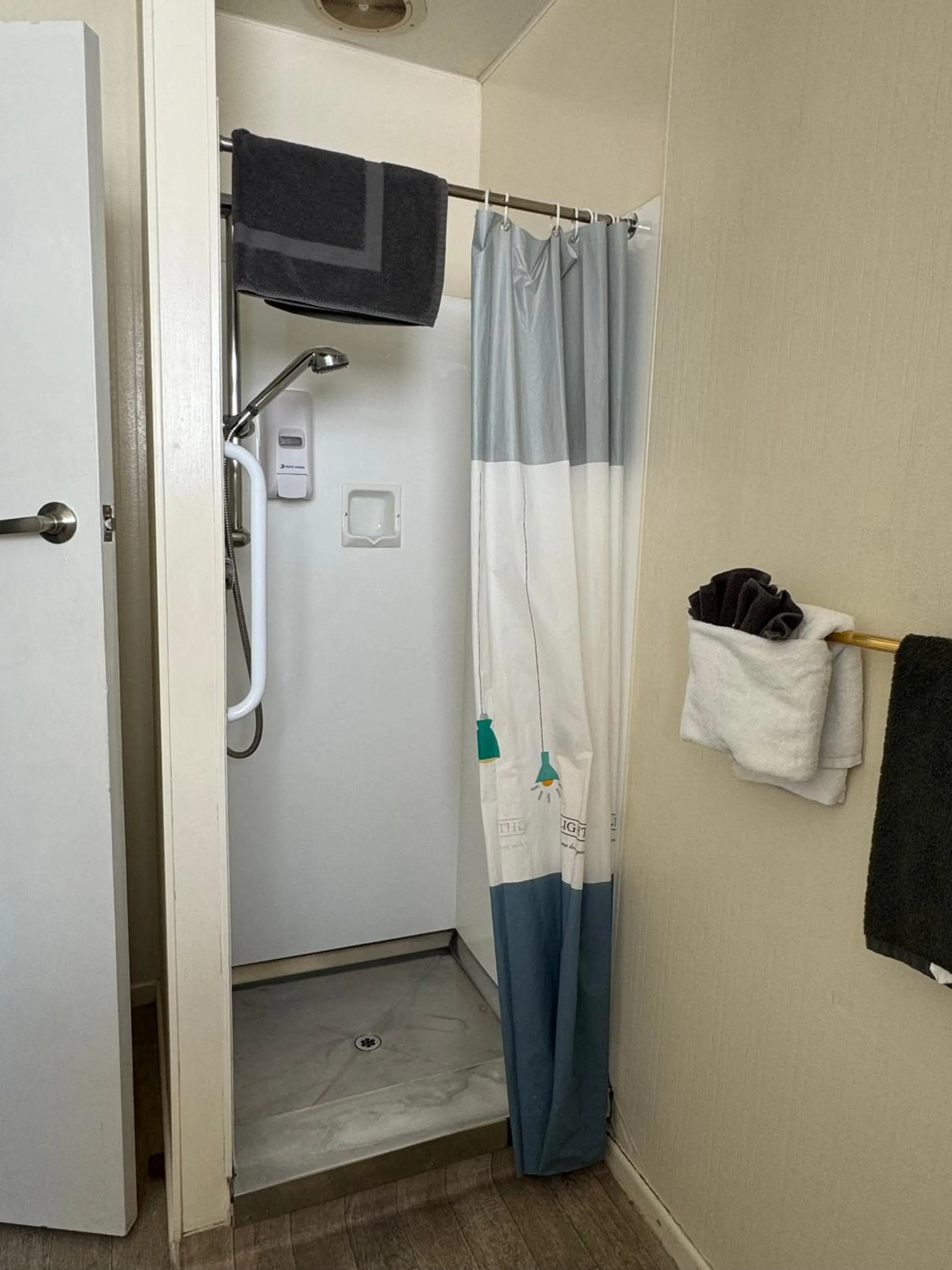 Shower in Diplomat Motel