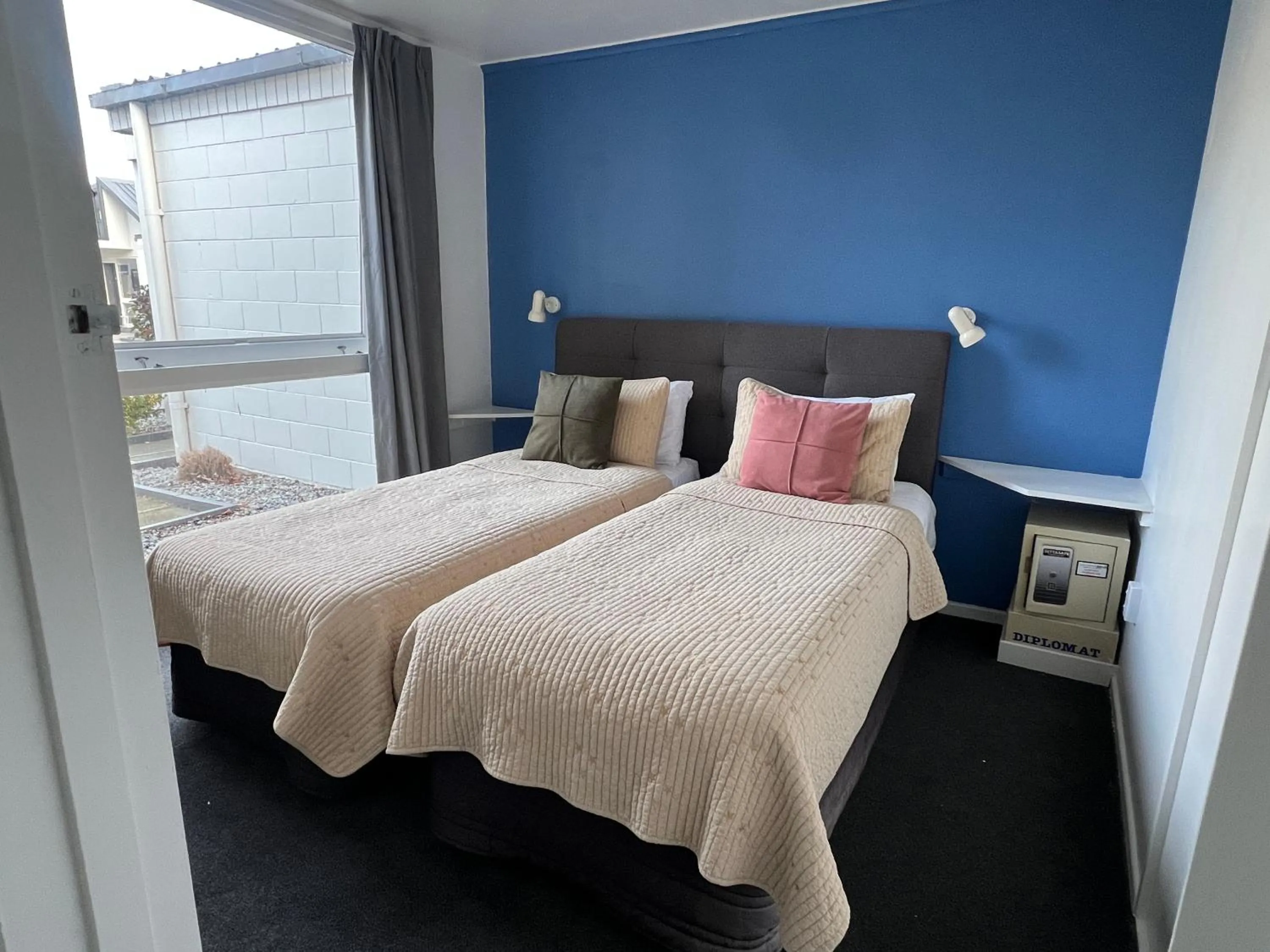 Bedroom, Bed in Diplomat Motel