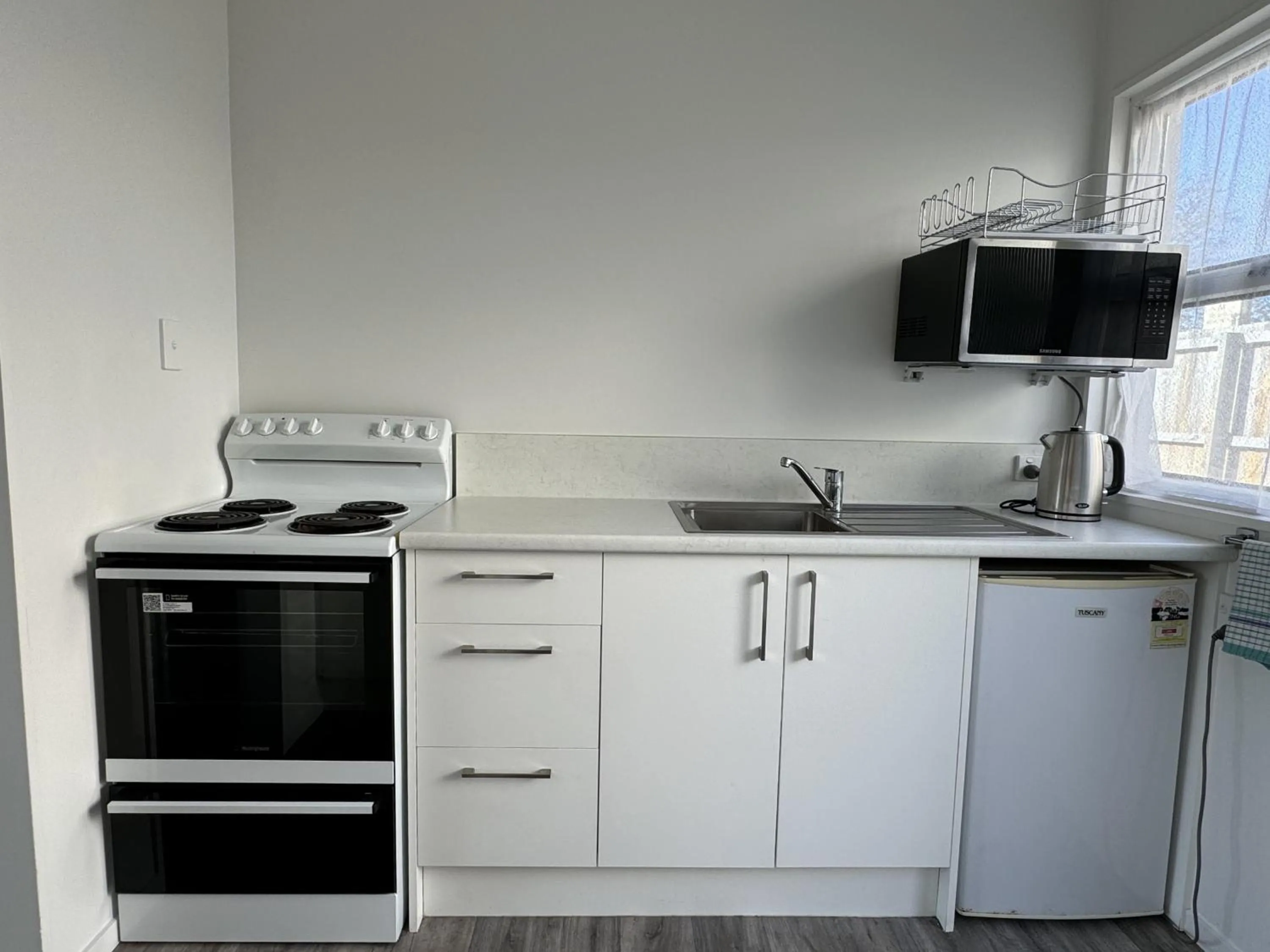 Kitchen or kitchenette in Diplomat Motel