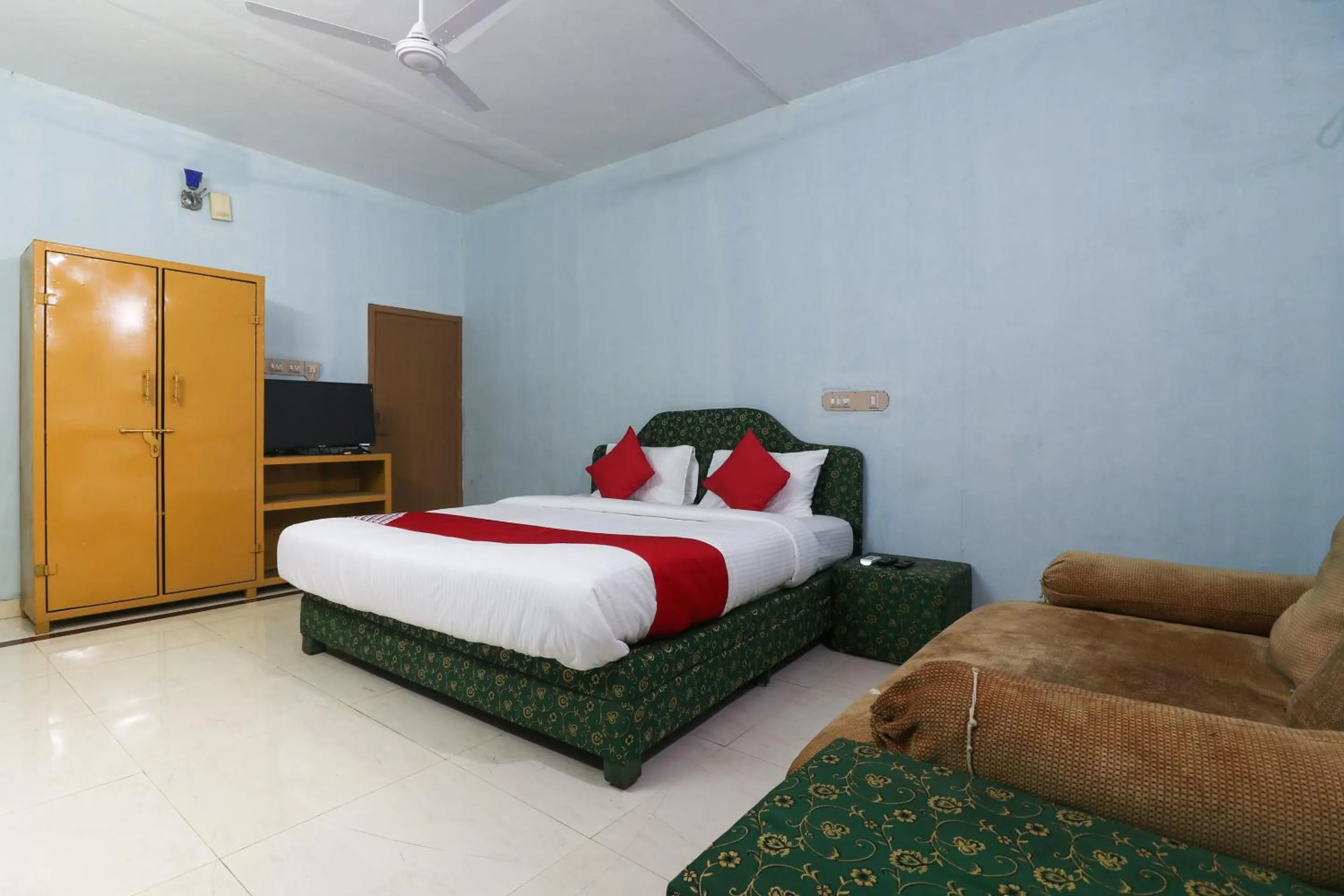 Bedroom, Bed in Hotel O Sandhra Apartments